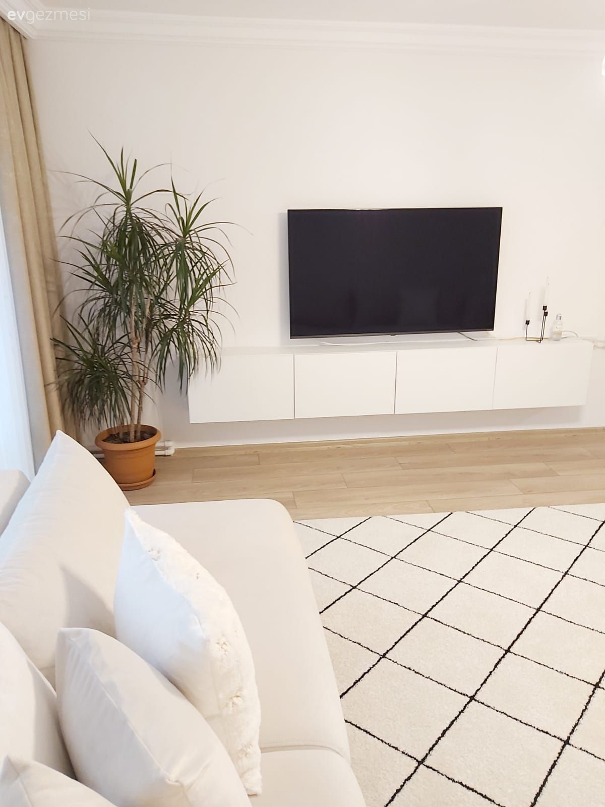 Salon, Beyaz, Krem, Bej, Pudra pembe, Modern, Köşe koltuk, Koltuk takımı, Kırlent, Ev tekstili, Halı, Fon perde, Perde, Laminant parke, Parke, Tül perde, Tv ünitesi, Tv ünitesi aksesuarları, Ev Aksesuar, Ev bitkisi, Saksı