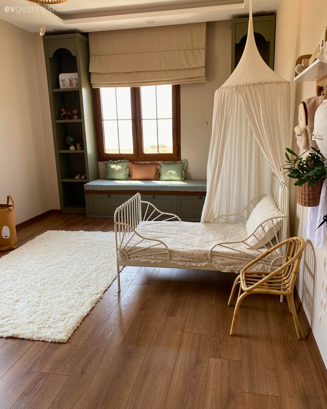 Çocuk Odası, Country, Beyaz, Yeşil, Özel yapım dolaplar, Dolap, Cibinlik, Sedir, Cam önü sedir, Çocuk odası halısı, Çocuk odası perdesi, Katlamalı perde, Perde, Parke