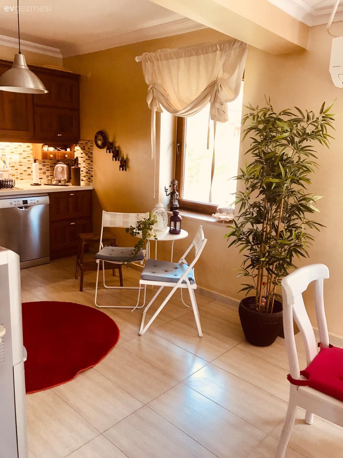 Bu İzmir Evinde Nostaljik Öğeler Pek seviliyor