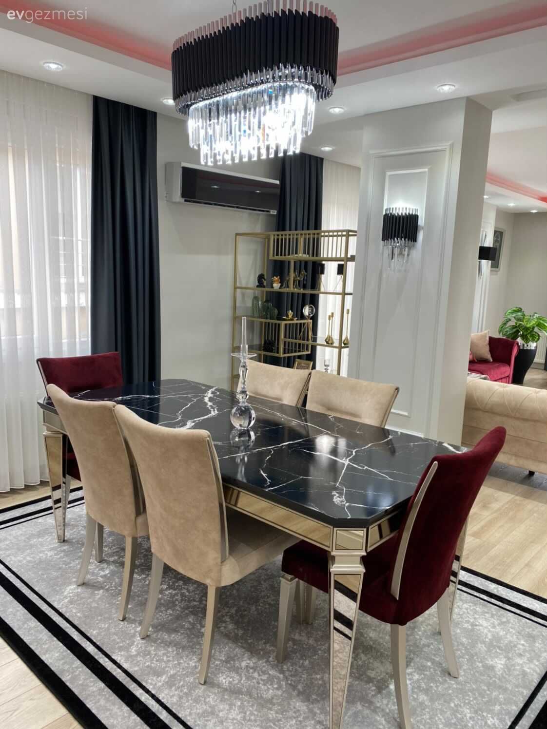 Bu İstanbul Evinde Metalin Farklı Suretleri Bordoyla Karıştırılmış