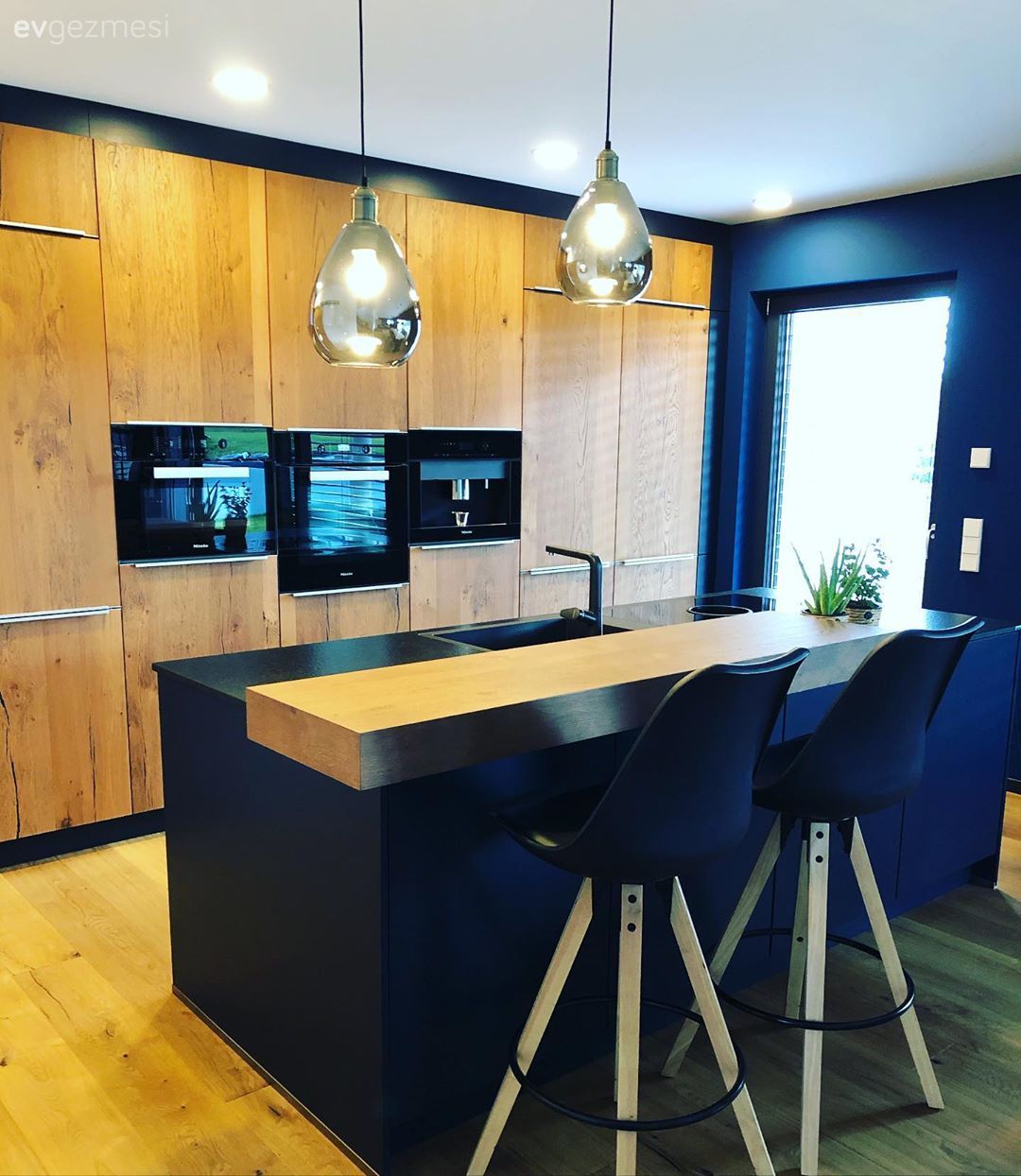 Amerikan Mutfak, Mutfak, Ahşap Mobilya, Siyah, İndigo Mavisi, Mavi duvar, Ada mutfak, Ankastre, Mutfak tezgahı, Mutfak Avize Modelleri, Sandalye, Ev bitkisi, Parke, Mutfak zemin seramikleri