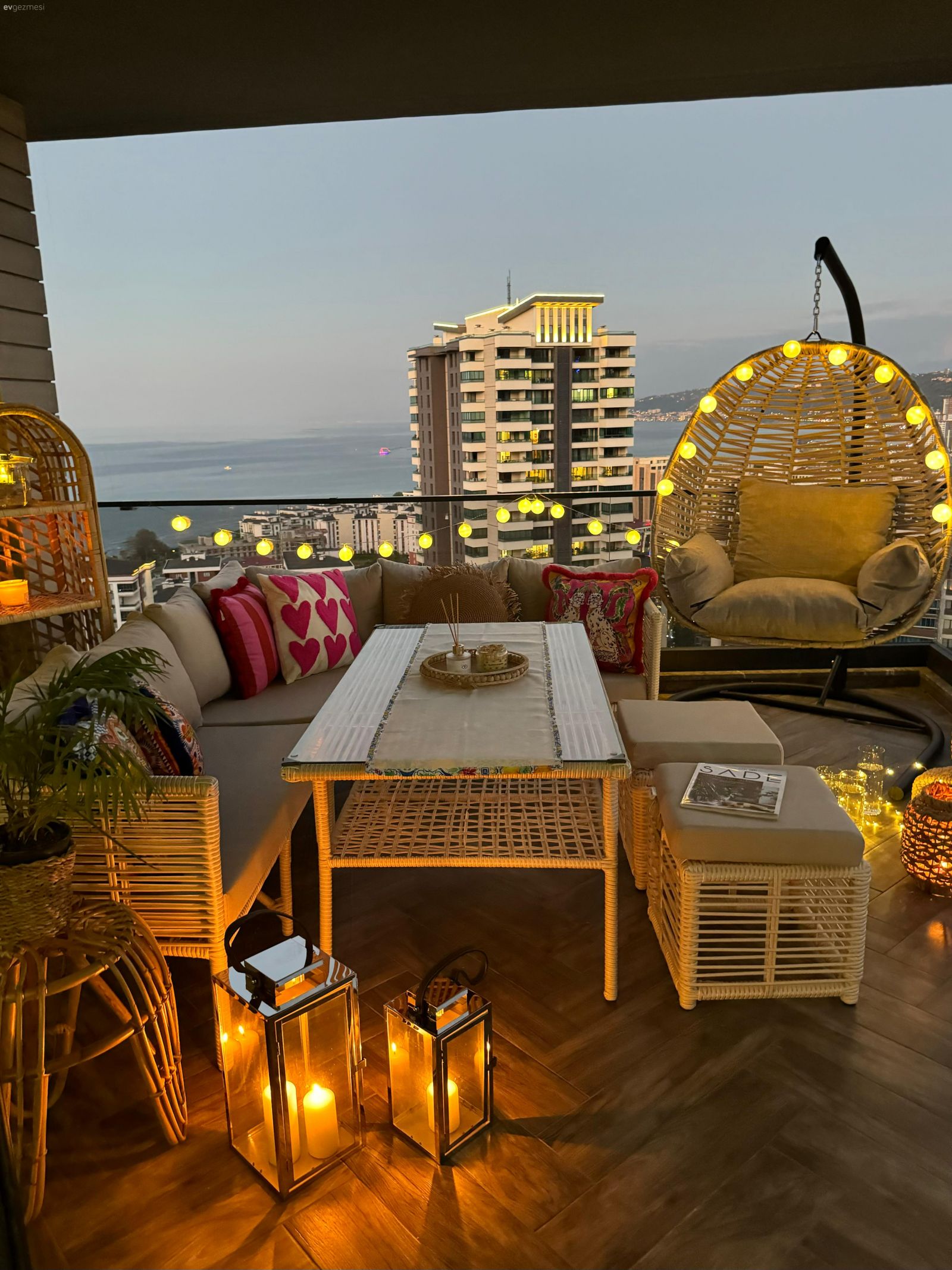 Balkon, Hasır, Balkon oturma grubu, Bej, Krem, Pembe, Hasır dolap, Balkon zemini, Ev bitkisi, Salıncak, Kırlent, Ev tekstili