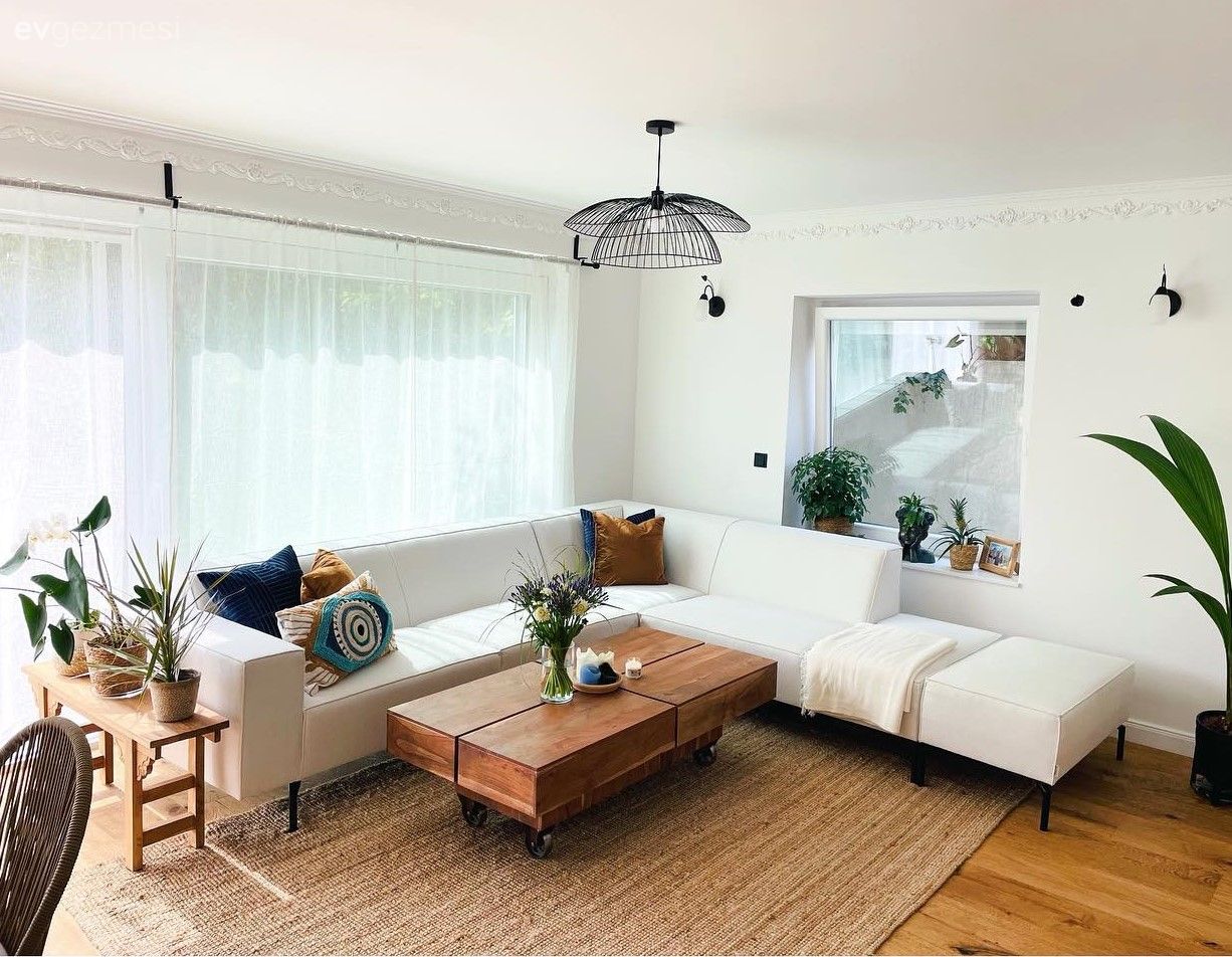 Salon, Bohem Dekorasyon, Beyaz, Kahverengi, Köşe koltuk, Koltuk takımı, İskandinav berjer, Orta sehpa, Sehpa, Ahşap Mobilya, Ev bitkisi, Saksı, Kırlent, Ev tekstili, Jüt halı, Halı, Tablo, Duvar dekorasyonu, Avize, Aydınlatma, Salon avizesi