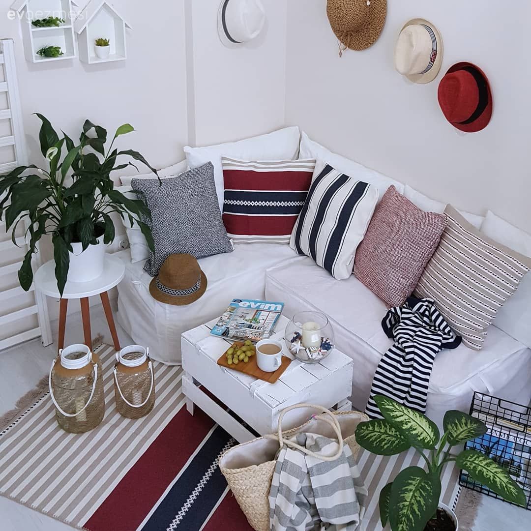 Balkon, Beyaz, Sarı, Çizgili desen, Desenler, Balkon oturma grubu, Kırlent, Ev tekstili, Balkon duvar dekorasyonu, Fener, Ev Aksesuar, Saksı, Ev bitkisi, Balkon halısı