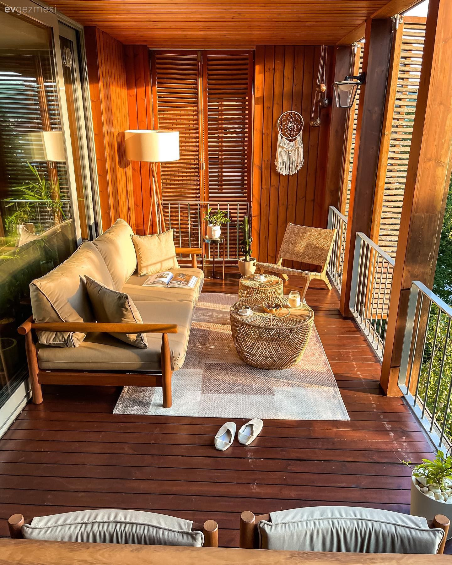 Güneş Alan Balkona Gölgelik Alan Sağlamanın Farklı Yolları!