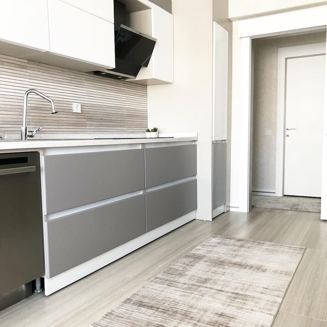 Mutfak, Modern mutfak, Gri, Beyaz, Siyah, Kulpsuz mutfak dolabı, Mutfak tezgahı, Mutfak tezgah arası, Mutfak halısı, Halı, Davlumbaz, Tezgah arası seramik