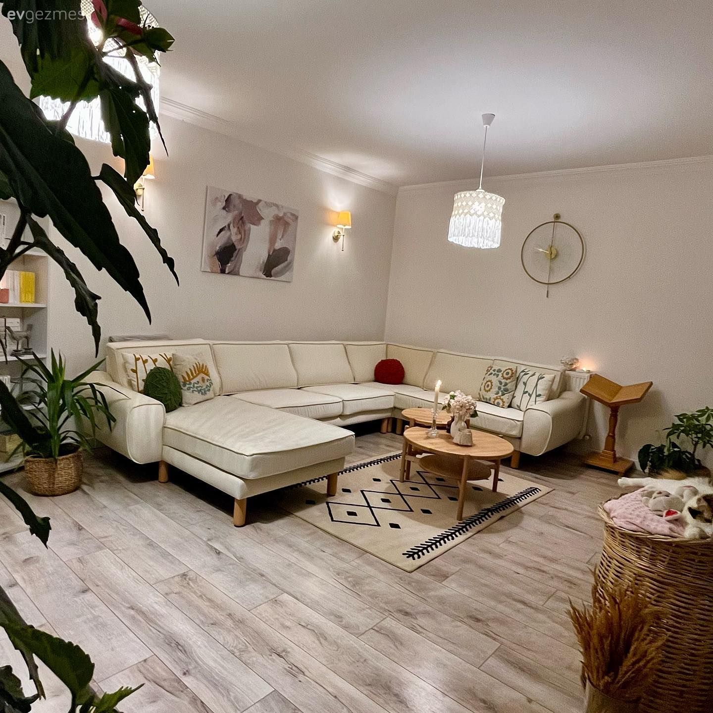 Salon, Bohem Dekorasyon, Beyaz, Bej, Krem, Köşe koltuk, Koltuk takımı, Orta sehpa, Sehpa, Kırlent, Ev tekstili, Aplik, Aydınlatma, Parke, Metal duvar aksesuarı, Ev Aksesuar, Halı