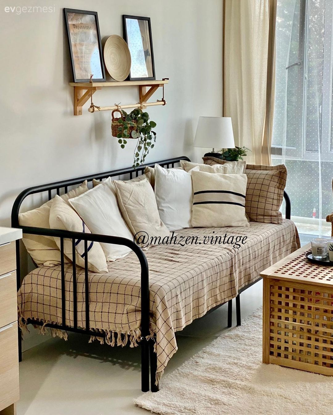 Salon, Country, Rustik, Beyaz, Krem, Kahverengi, Siyah, Sedir, Duvar rafı, Duvar dekorasyonu, Abajur, Aydınlatma, Halı, Orta sehpa, Sehpa, Tül perde, Perde, Ev bitkisi