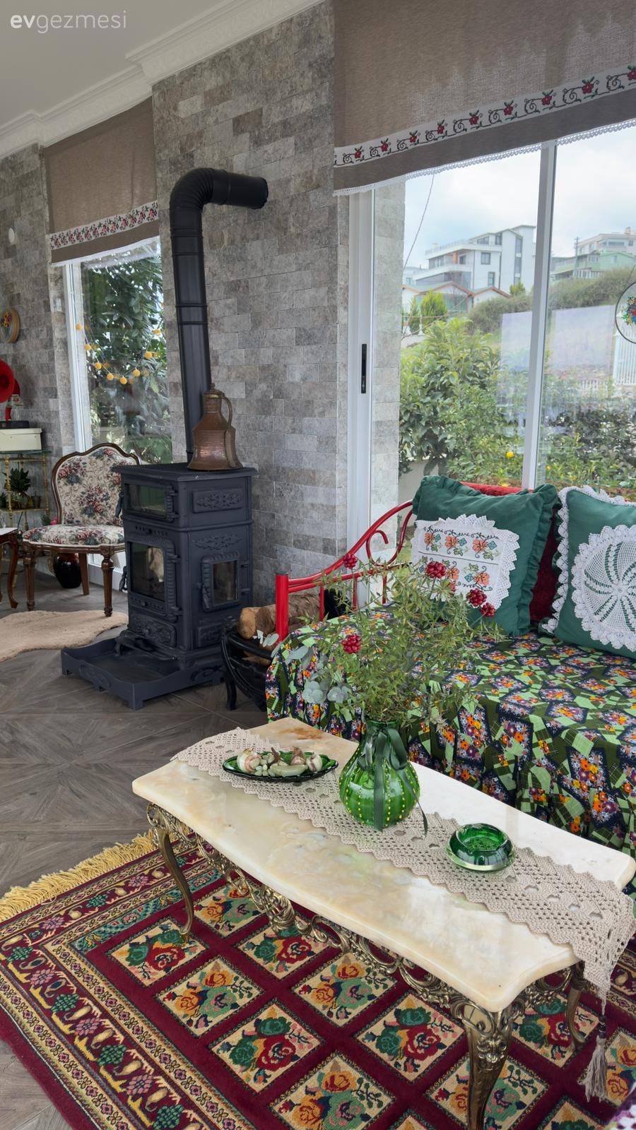 Bu Nostaljik Kış Bahçesinde Her Şey Cesurca Kullanılmış