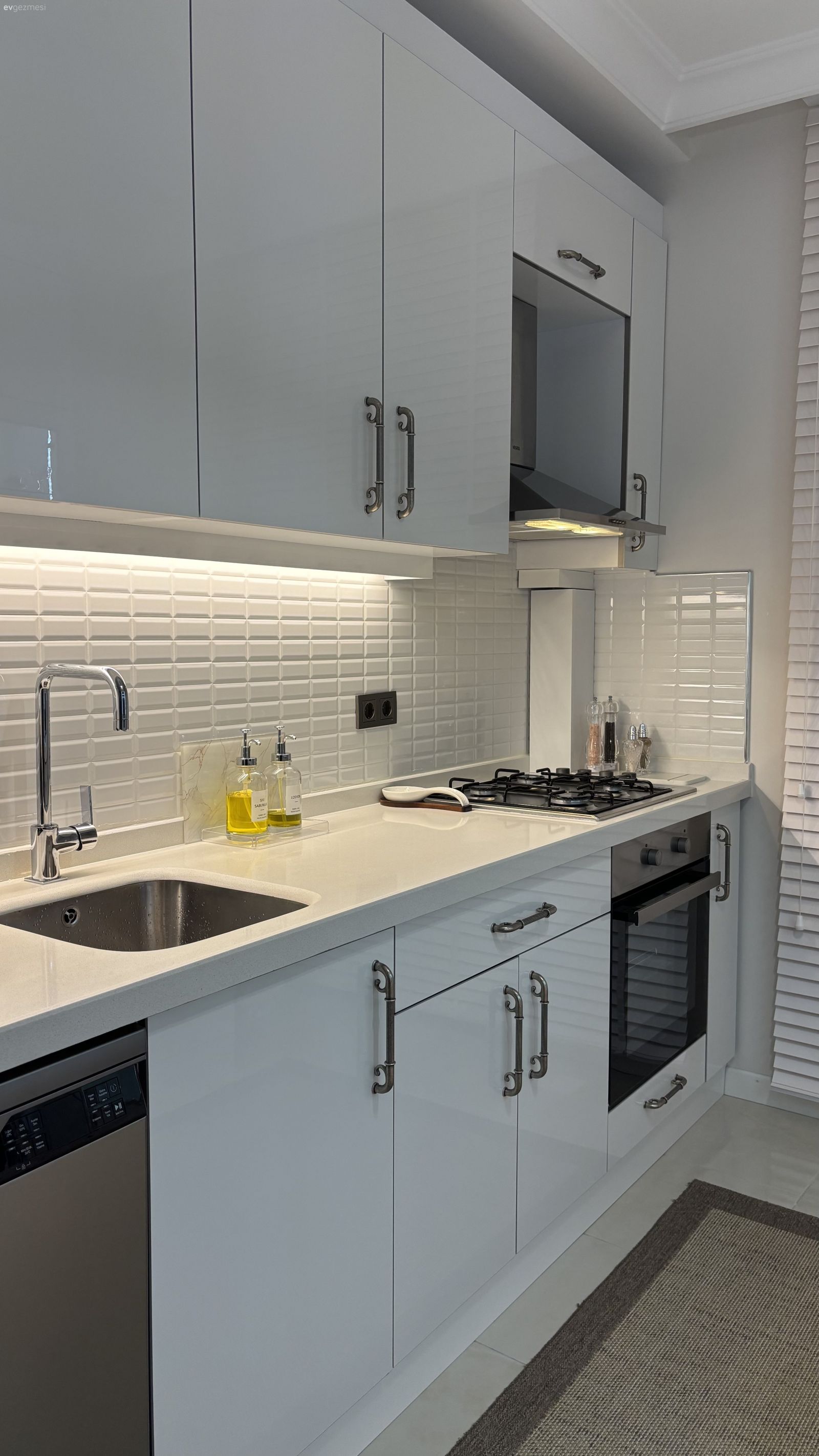 Mutfak, Beyaz, Siyah, Mutfak tezgahı, Mutfak tezgah arası, Tezgah arası seramik, Jaluzi