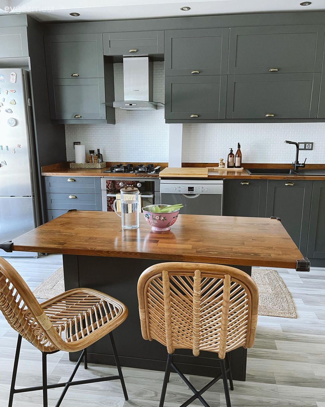 Bu Gri Mutfak Modern ve Bohemi En Uyumlu Şekilde Buluşturmuş!