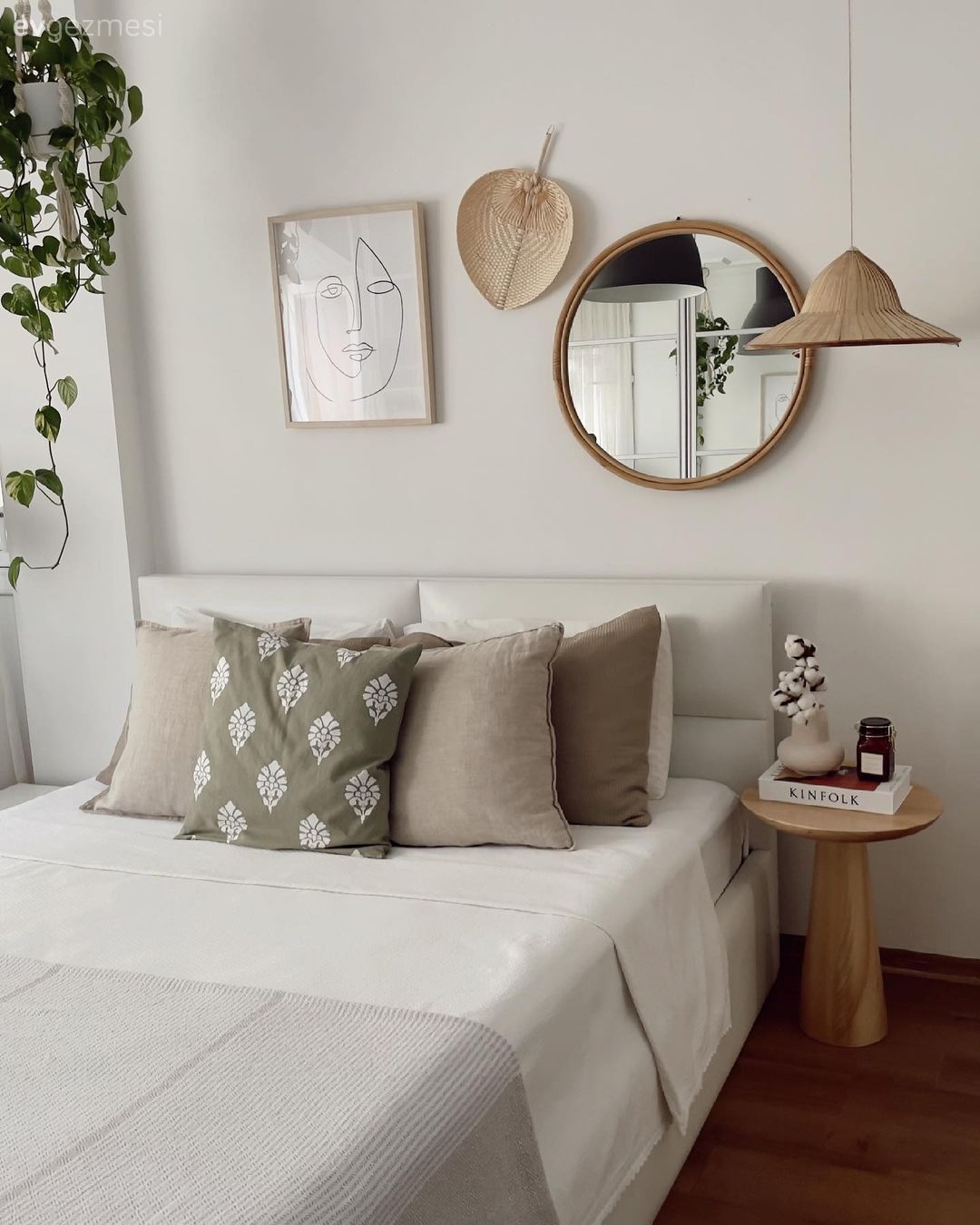 Yatak Odası, Beyaz, İskandinav, Krem, Bej, Yuvarlak ayna, Dekoratif ayna, Ev bitkisi, Yan sehpa, Sehpa, Kırlent, Ev tekstili, Parke