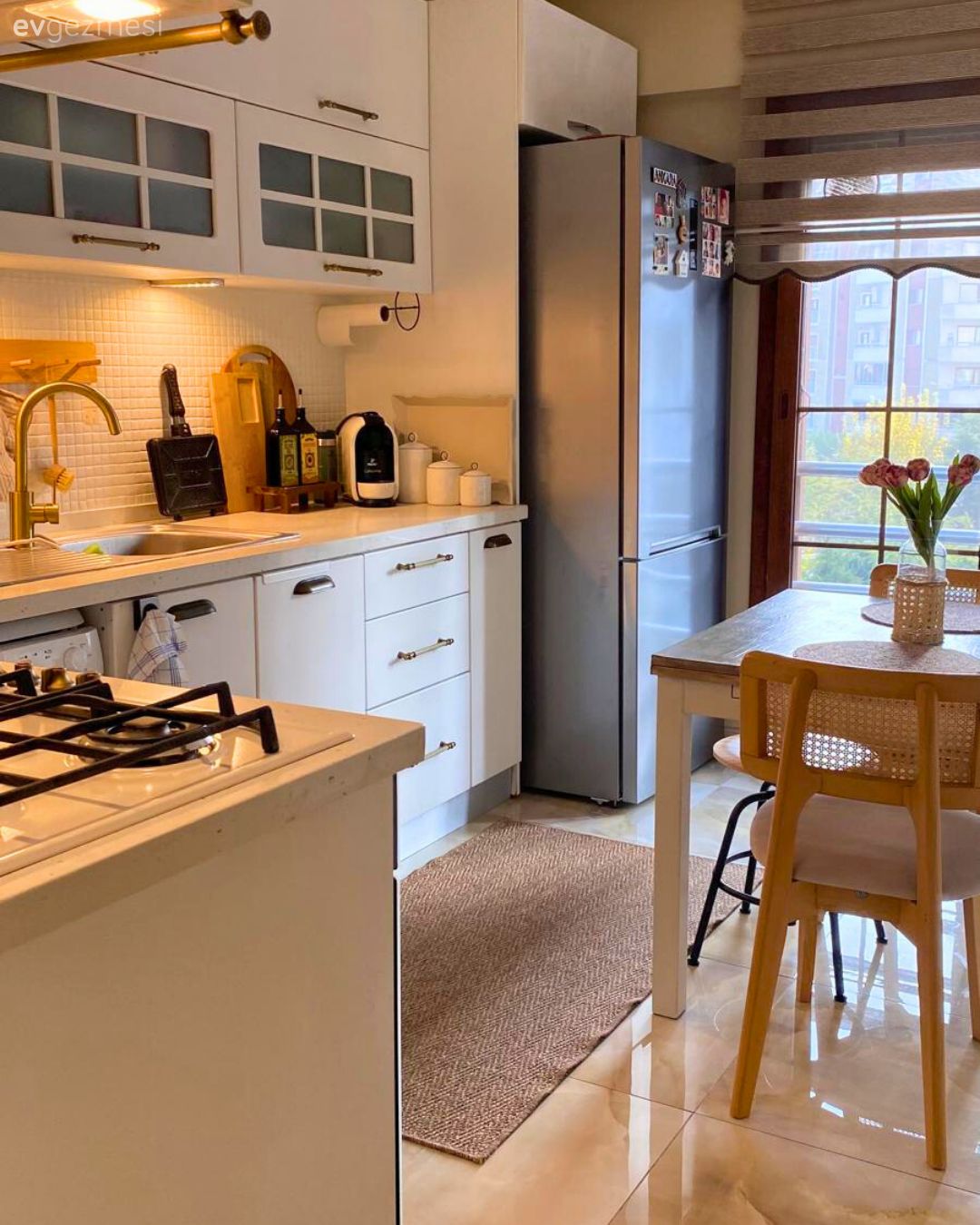 Mutfak, Beyaz ve ahşap mutfak, Mutfak tezgahı, Mutfak masası, Mutfak sandalyesi, Mutfak halısı, Mutfak perdesi