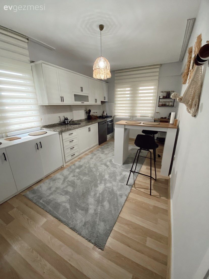Mutfak, Beyaz mutfak, Beyaz, Siyah, Mutfak boyama, Mobilya boyama, Mutfak masası, Sandalye, Halı, Avize, Aydınlatma, Mutfak Avize Modelleri