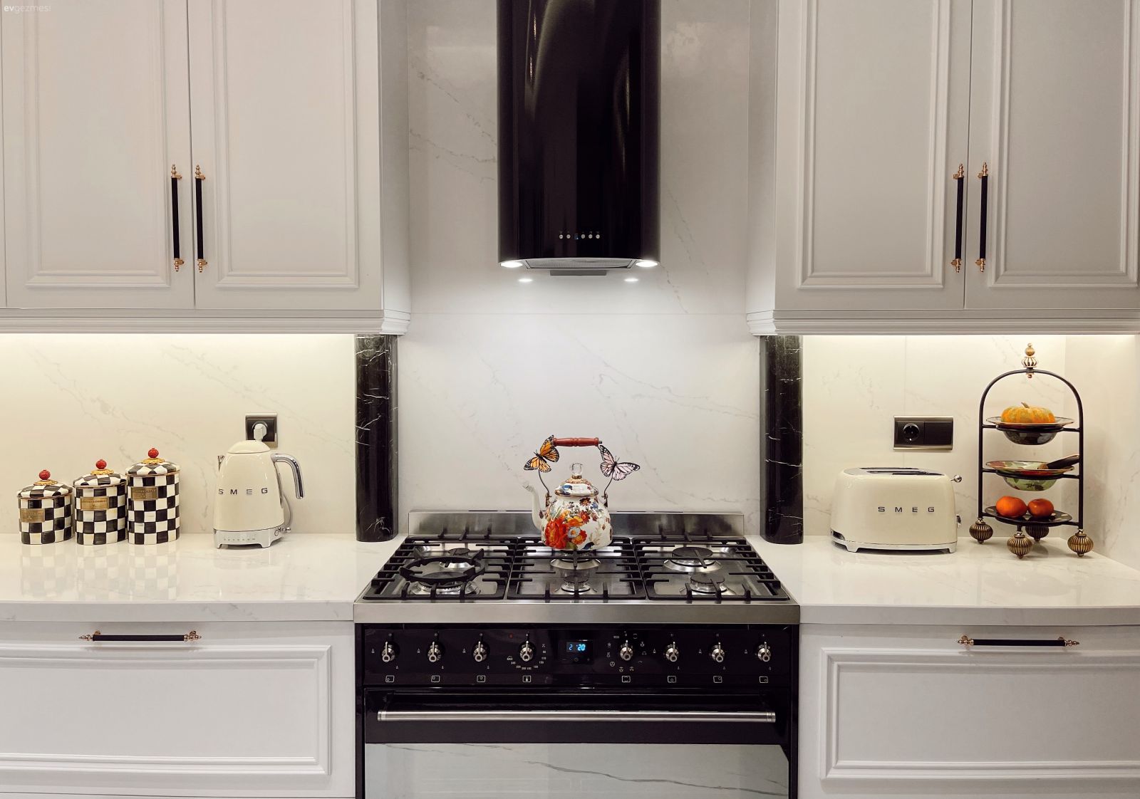 Beyaz, Siyah, Mutfak tezgahı, Mutfak, Mutfak tezgah arası, Tezgah arası seramik, Ankastre, Mutfak aksesuarları