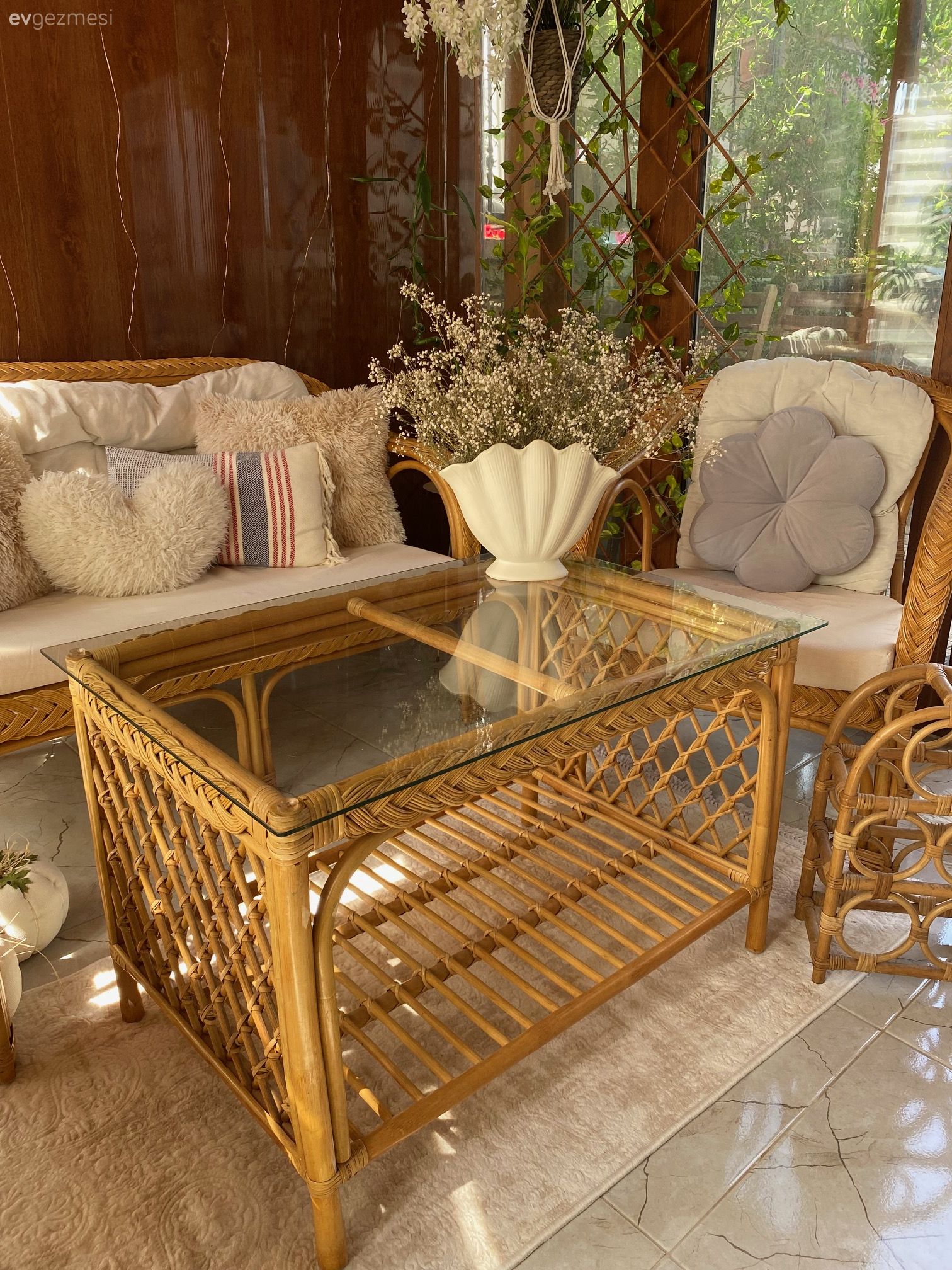 Kış bahçesi, Beyaz, Hasır, Bej, Balkon oturma grubu, Balkon, Saksı, Ev bitkisi, Veranda, Kırlent, Ev tekstili, Balkon masası