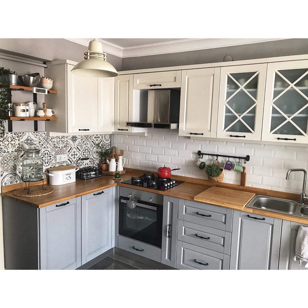 Mutfak, Beyaz, Gri, Shaker kapaklı dolaplar, Rustik mutfak, Ahşap mutfak tezgahı, Mutfak tezgahı, Mutfak tezgah arası, Mutfak halısı, Mutfak Avize Modelleri, Kilim, Halı, Tezgah arası seramik, Mutfak rafı