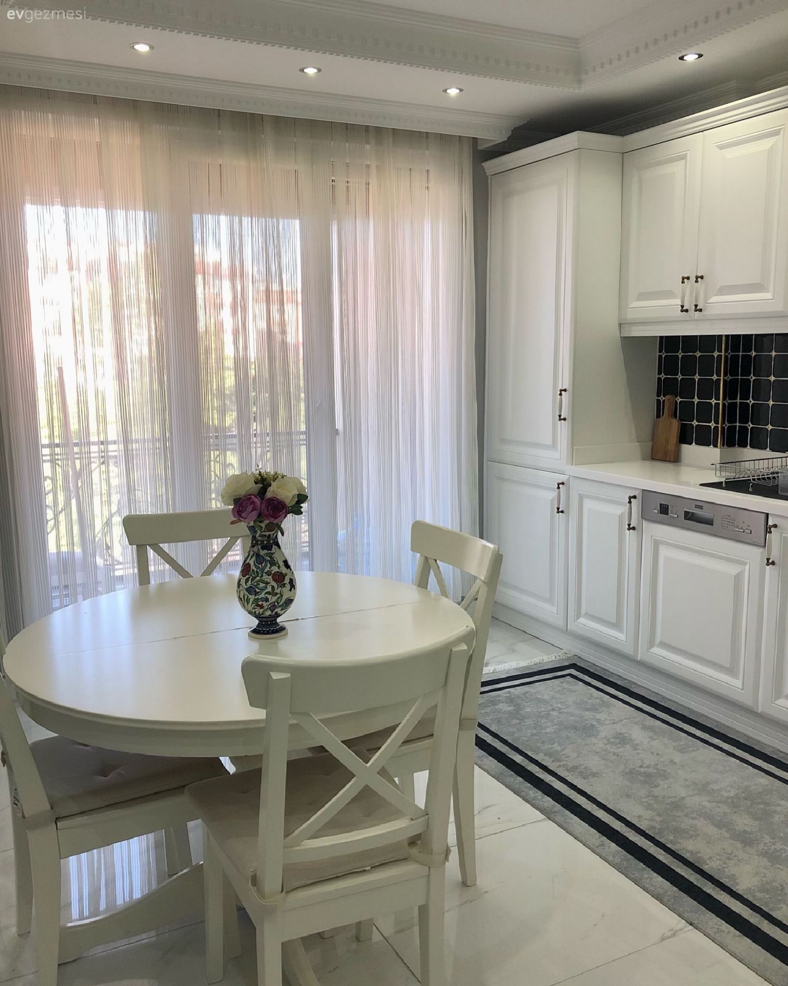 Bu İstanbul Evinde Modern Tasarımlara Hafif Işıltılar Eşlik Etmiş