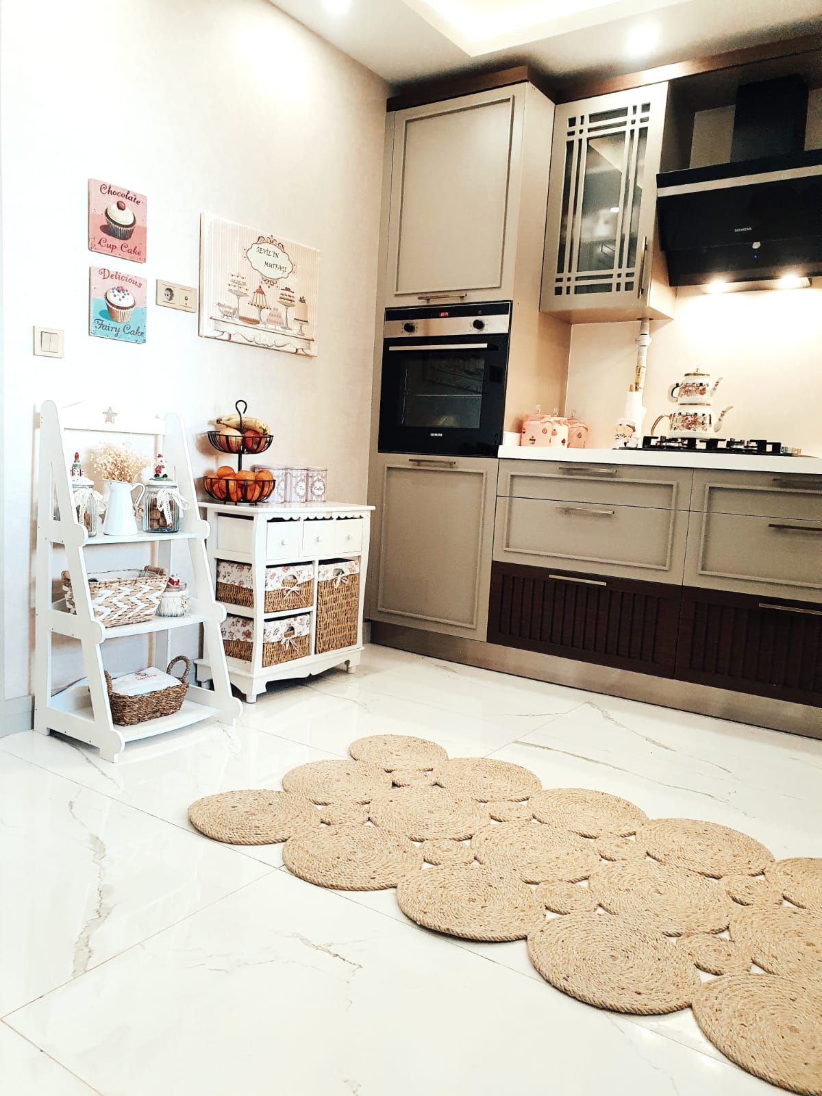 Mutfak, Art deko, Gri, Vizon, Kahverengi, Siyah, Hasır, Krem, Mutfak tezgahı, Mutfak tezgah arası, Tezgah arası seramik, Davlumbaz, Ankastre, Mutfak halısı, Mutfak zemin seramikleri, Mutfak rafı, Mutfak aksesuarları