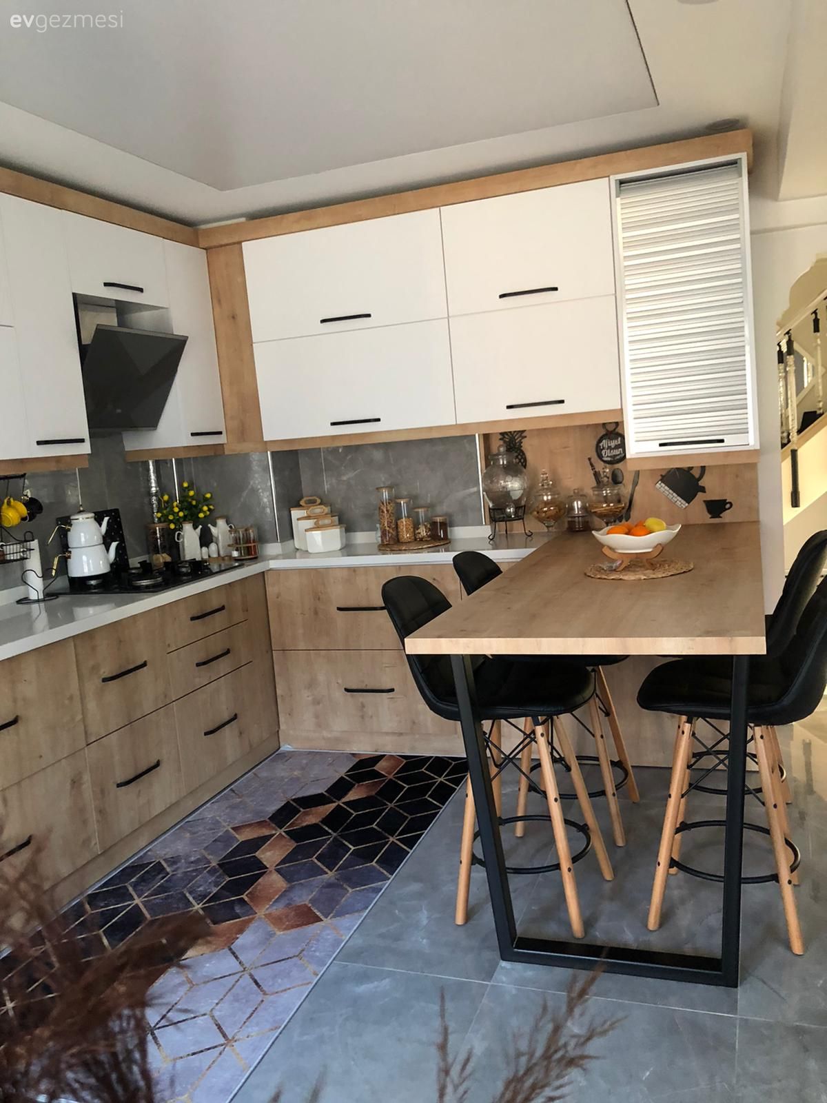 Mutfak, Beyaz ve ahşap mutfak, Siyah, Mutfak yarım adası, Mutfak tezgahı, Mutfak tezgah arası, Ahşap mutfak, Tezgah arası seramik, Ankastre, Mutfak halısı, Sandalye, Mutfak masası