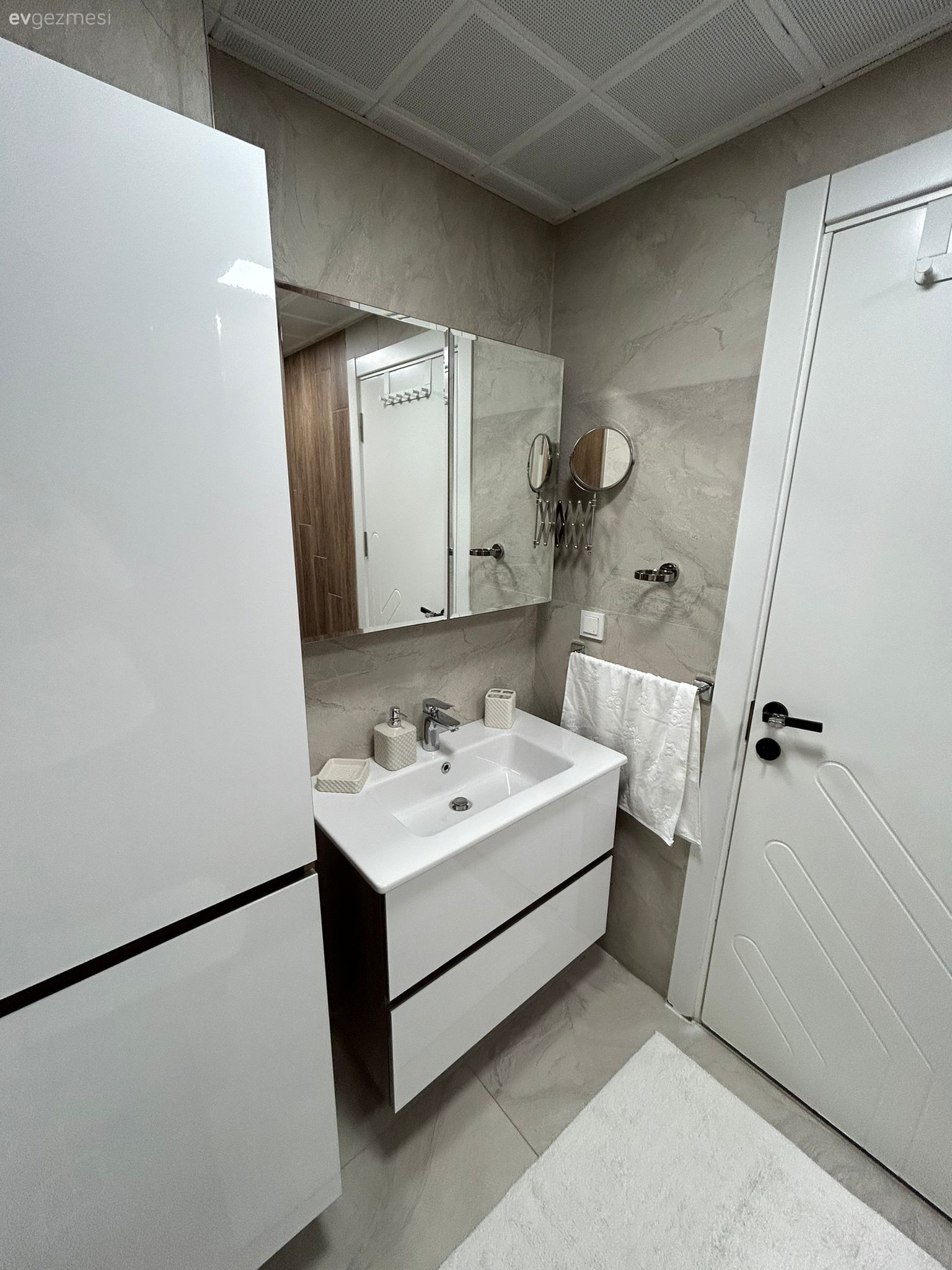 Bu Isparta Evinde Özel Tasarım Paneller Duvar Görevi Üstlenmiş!