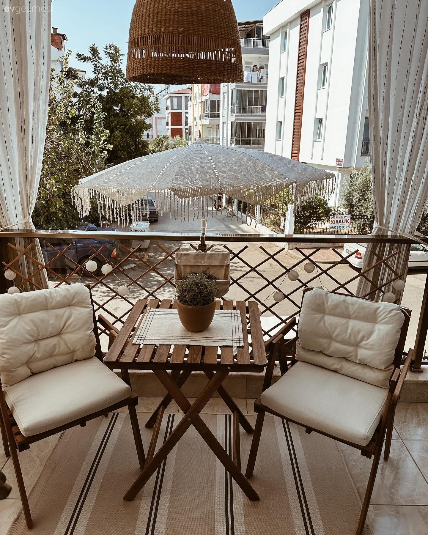 Balkon, Hasır avize, Sandalye, Balkon masası, Balkon halısı