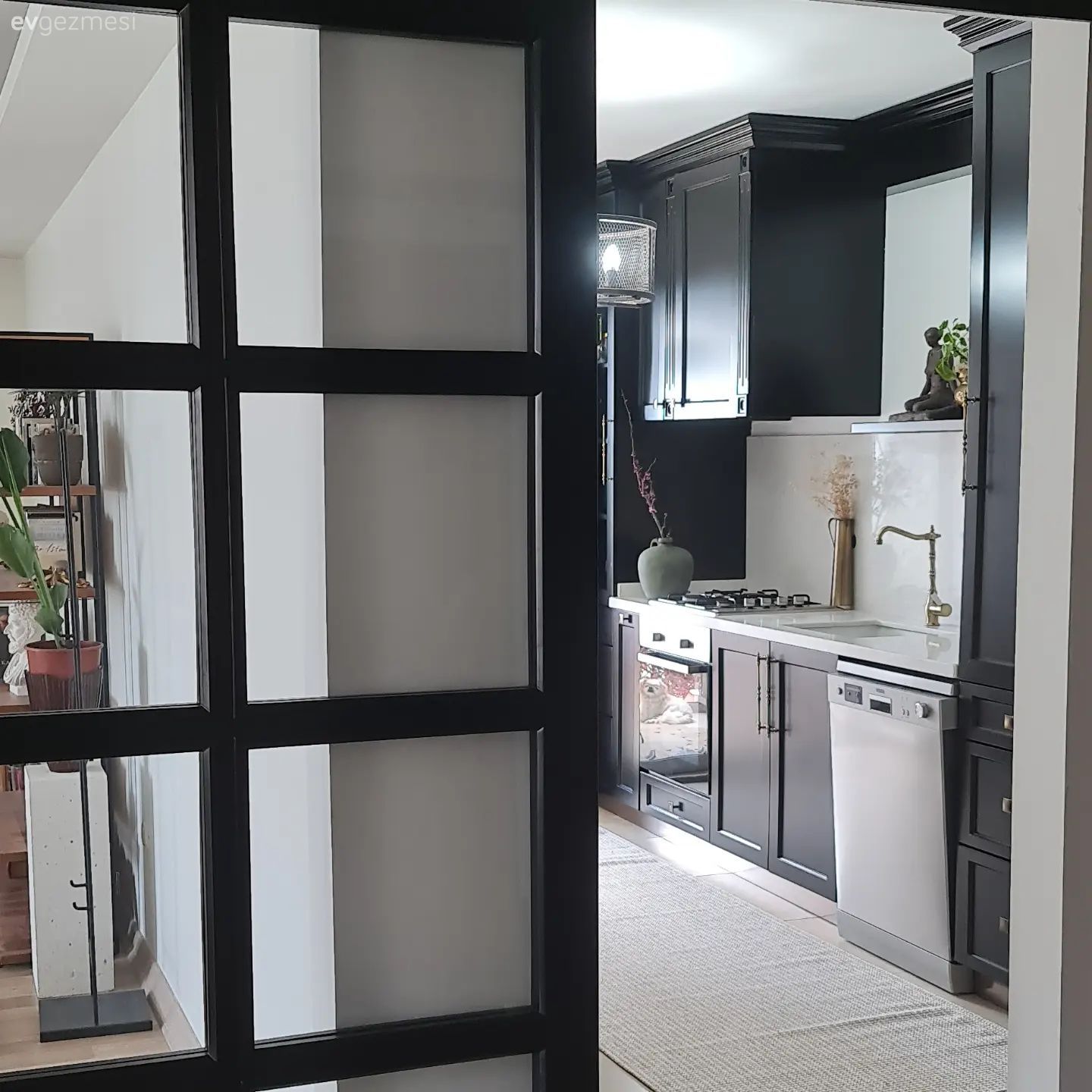 Kapı , Siyah, Sürgü kapı, Mutfak tezgahı, Mutfak, Mutfak tezgah arası, Tezgah arası seramik, Mutfak aksesuarları