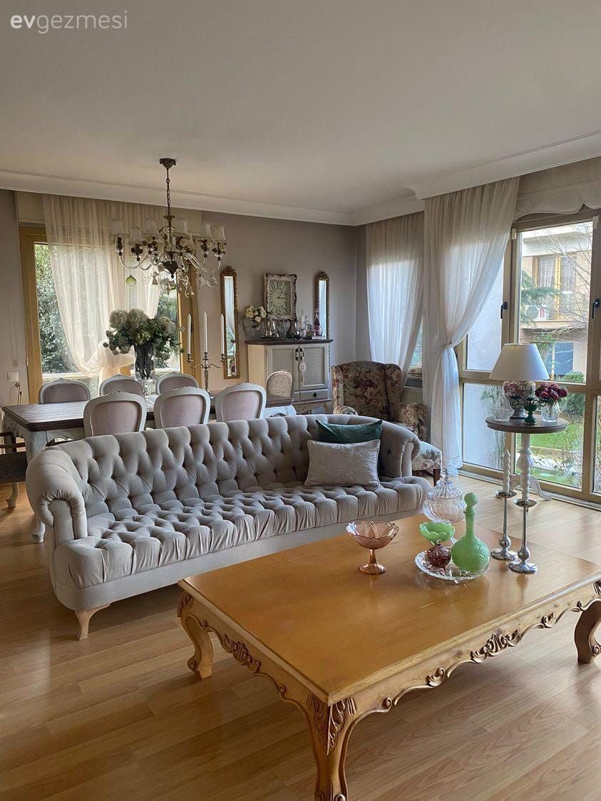 Salon, Country, Gri, Pudra pembe, Beyaz, Ahşap Mobilya, Koltuk takımı, Orta sehpa, Sehpa, Sandalye, Avize, Aydınlatma, Yemek Odası, Fon perde, Perde, Lambader, Parke, Ev bitkisi, Ayna, Konsol, Konsol üzeri dekoratif objeleri