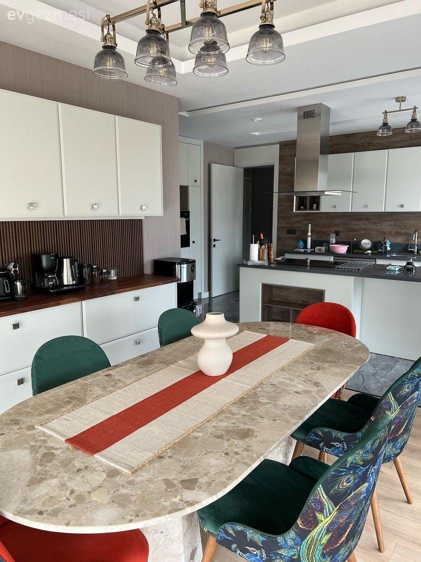 Mutfak, Modern, Beyaz, Beyaz ve ahşap mutfak, Yeşil, Kırmızı, Sandalye, Mutfak masası, Parke, Mutfak tezgahı, Kahverengi, Mutfak perdesi, Mutfak Avize Modelleri, Ada mutfak, Davlumbaz, Siyah tezgah