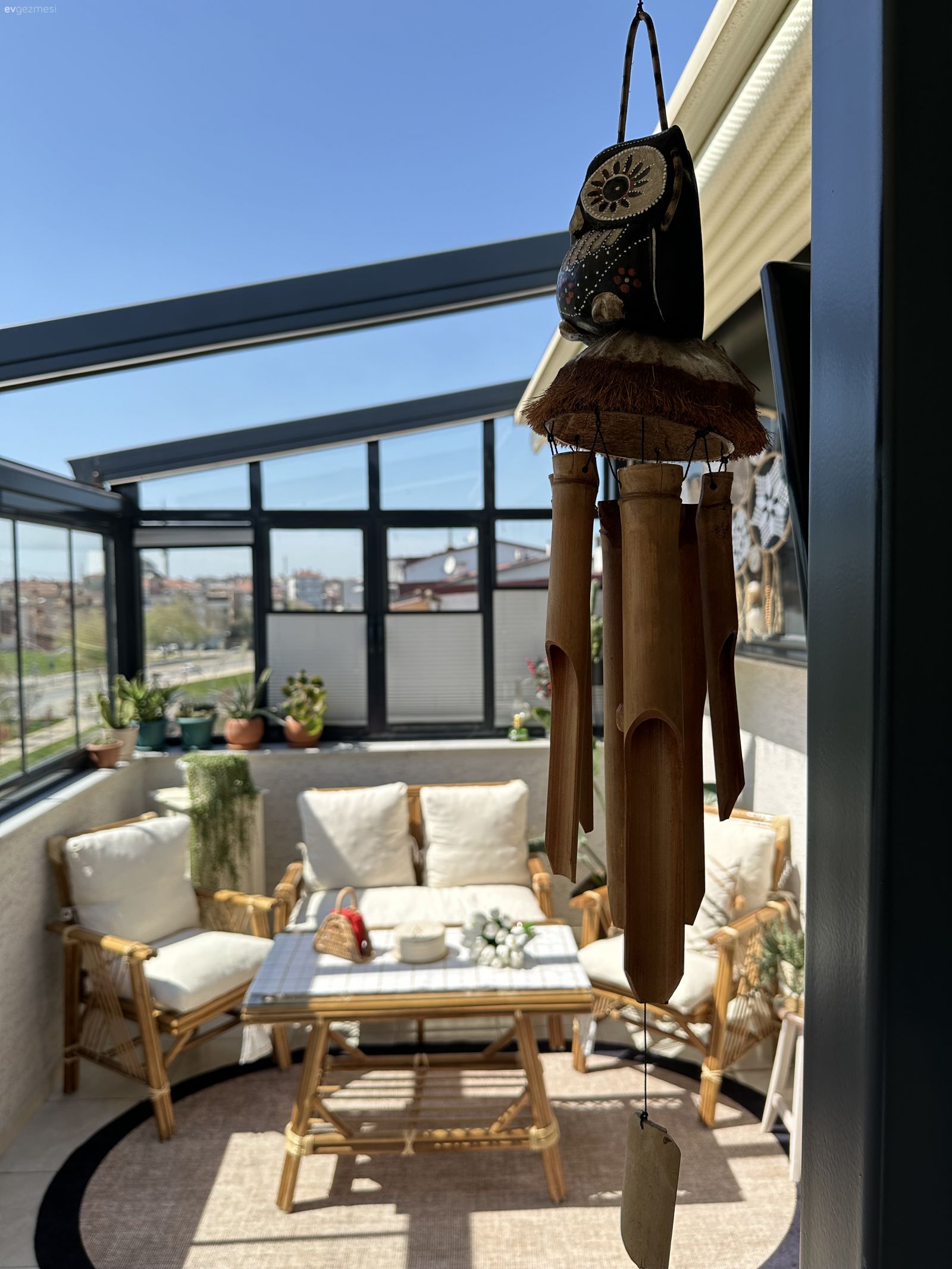 Teras, Kapalı balkon, Beyaz, Ahşap Mobilya, Sandalye, Halı, Salon halısı, Balkon masası, Dekoratif Objeler, Ev bitkisi