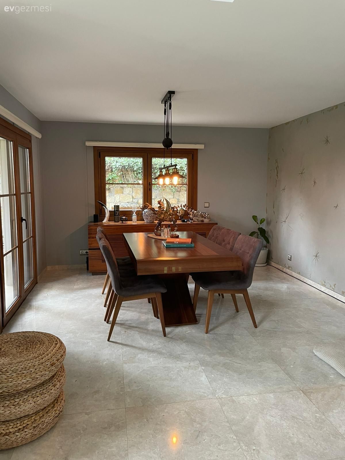 Zamansızlık Hissi Veren Bu Evde Az ve Çok Ortak Paydada Buluşmuş!