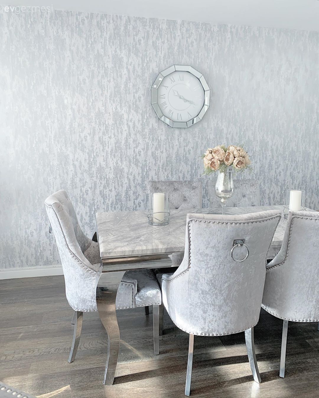 Beyaz, Gri, Art deko, Duvar dekorasyonu, Gümüş, Sandalye, Yemek masası, Ayna, Parke, Vazo, Ev Aksesuar, Çiçekler, Dekoratif Objeler, Duvar saati