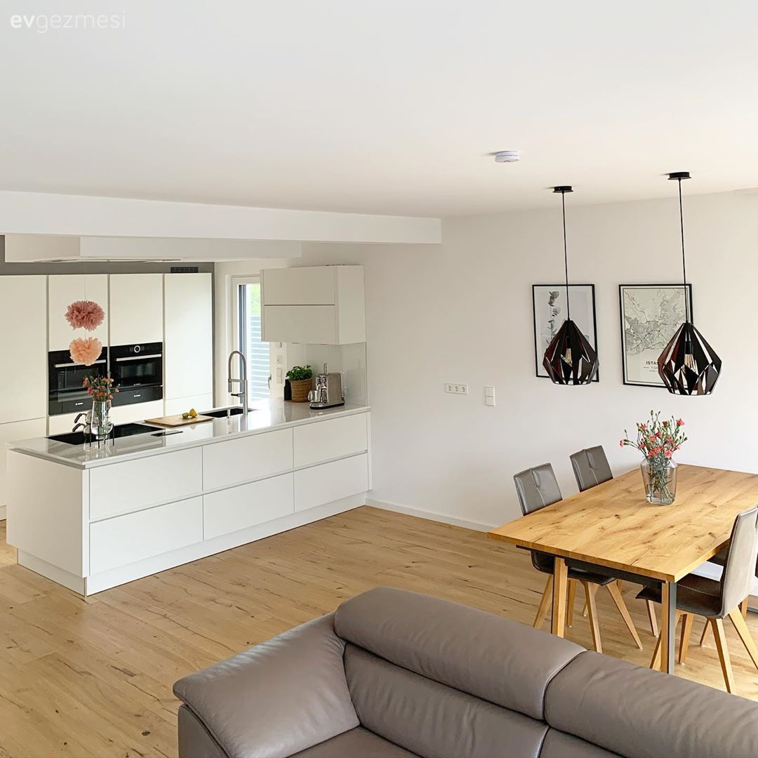 Salon, Dubleks evler, Açık konsept yaşam alanı, Vizon, Beyaz, Siyah, Ahşap masa, Yemek masası, Sandalye, Tablo, Duvar dekorasyonu, Sarkıt, Aydınlatma, Ada mutfak, Mutfak, Mutfak tezgahı, Mutfak tezgah arası, Cam Ankastre, Ankastre