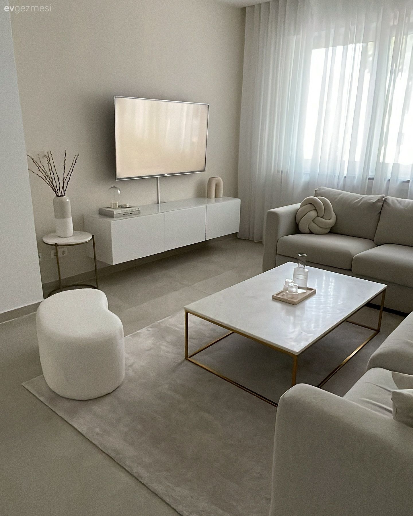 Salon, İskandinav, Beyaz, Krem, Bej, Koltuk takımı, Orta sehpa, Sehpa, Halı, Salon halısı, Tv ünitesi, Tv ünitesi aksesuarları, Ev Aksesuar, Puf, Dekoratif Objeler, Tül perde, Perde, Kırlent, Ev tekstili, Vazo