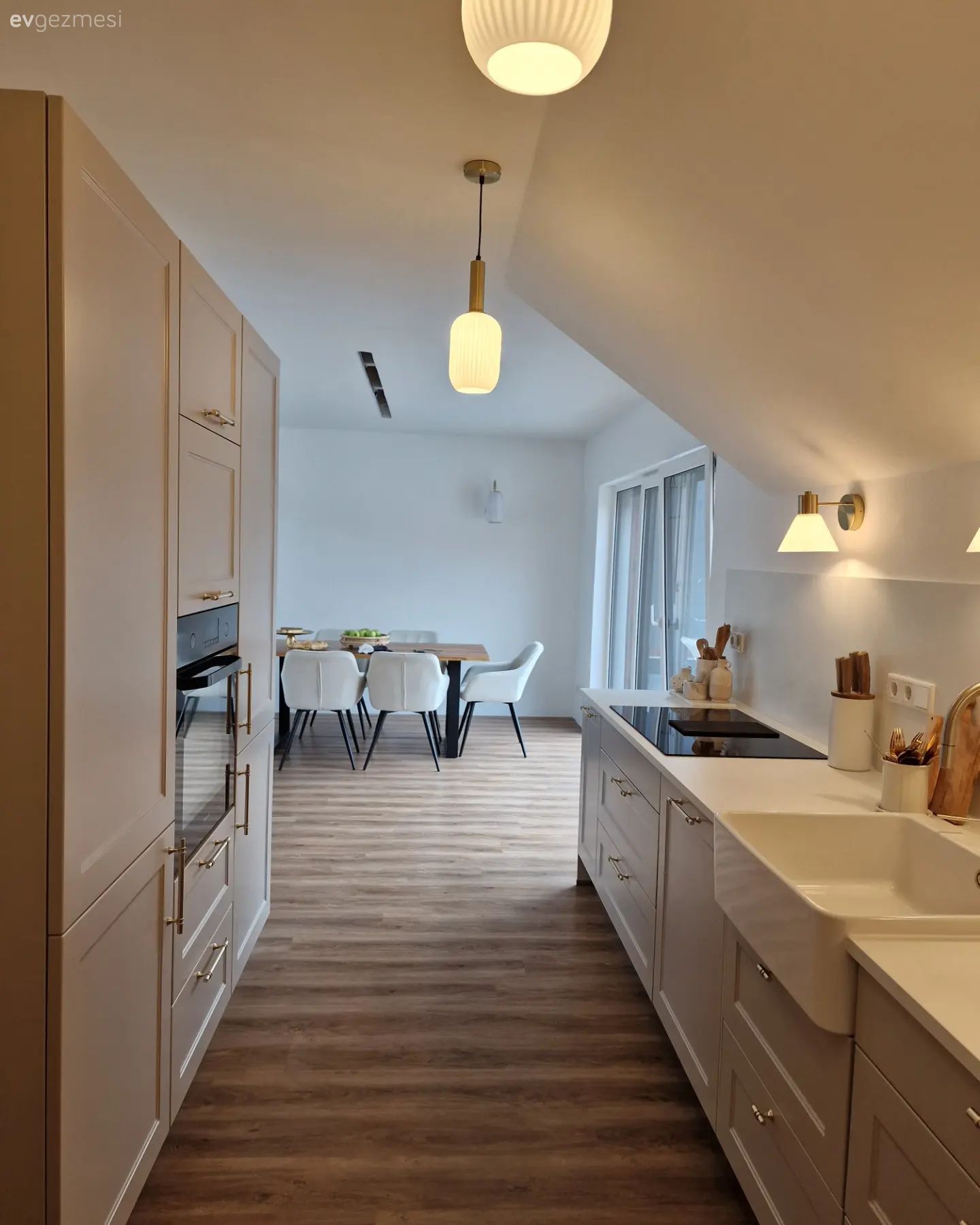 Bu Çatı Katı Katının Basıklığına Çözüm Açık Renklerle Bulunmuş!