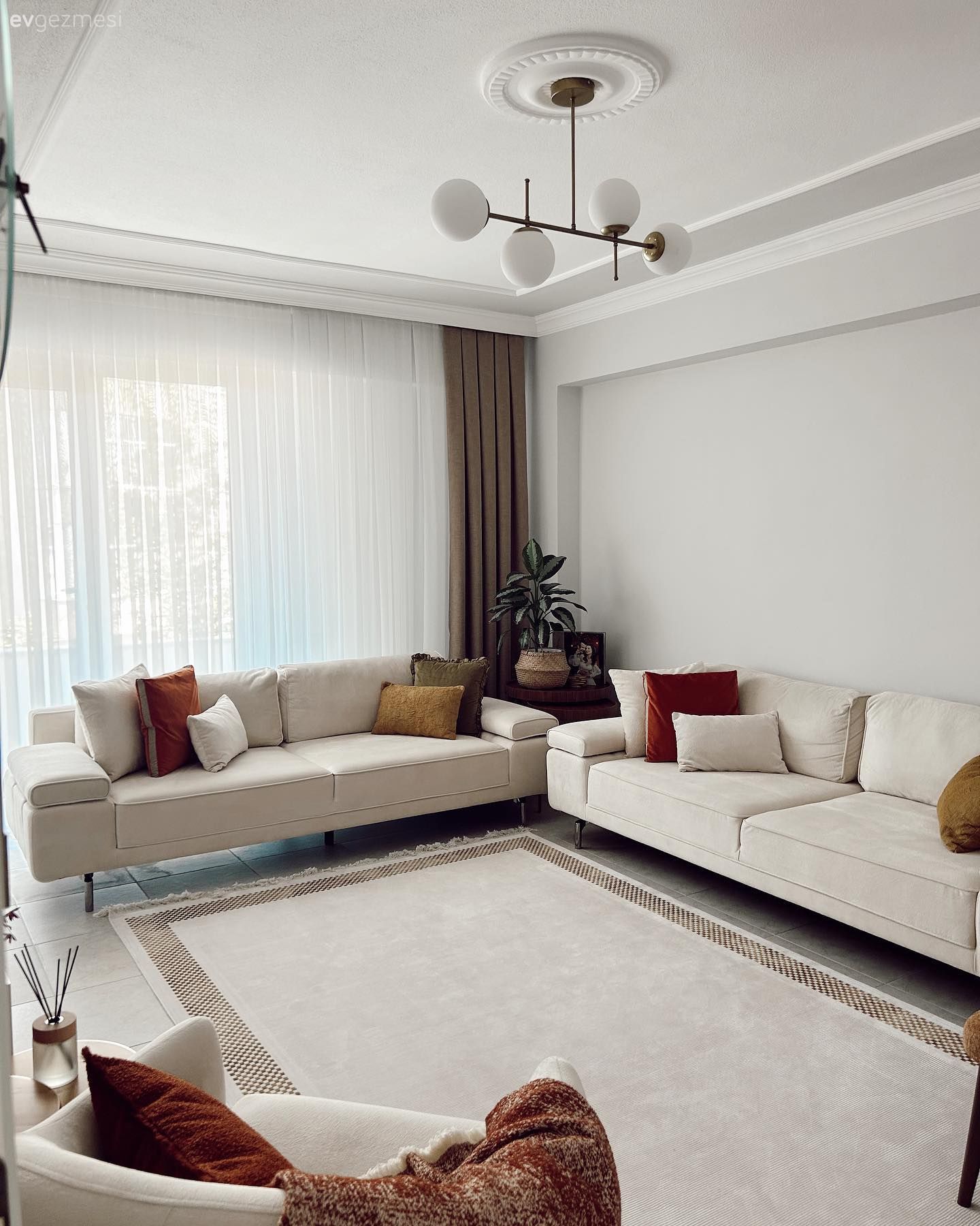 Salon, Modern, Beyaz, Koltuk takımı, Berjer, Fon perde, Perde, Tül perde, Kırlent, Ev tekstili, Halı, Salon halısı, Avize, Aydınlatma, Salon avizesi, Ev bitkisi