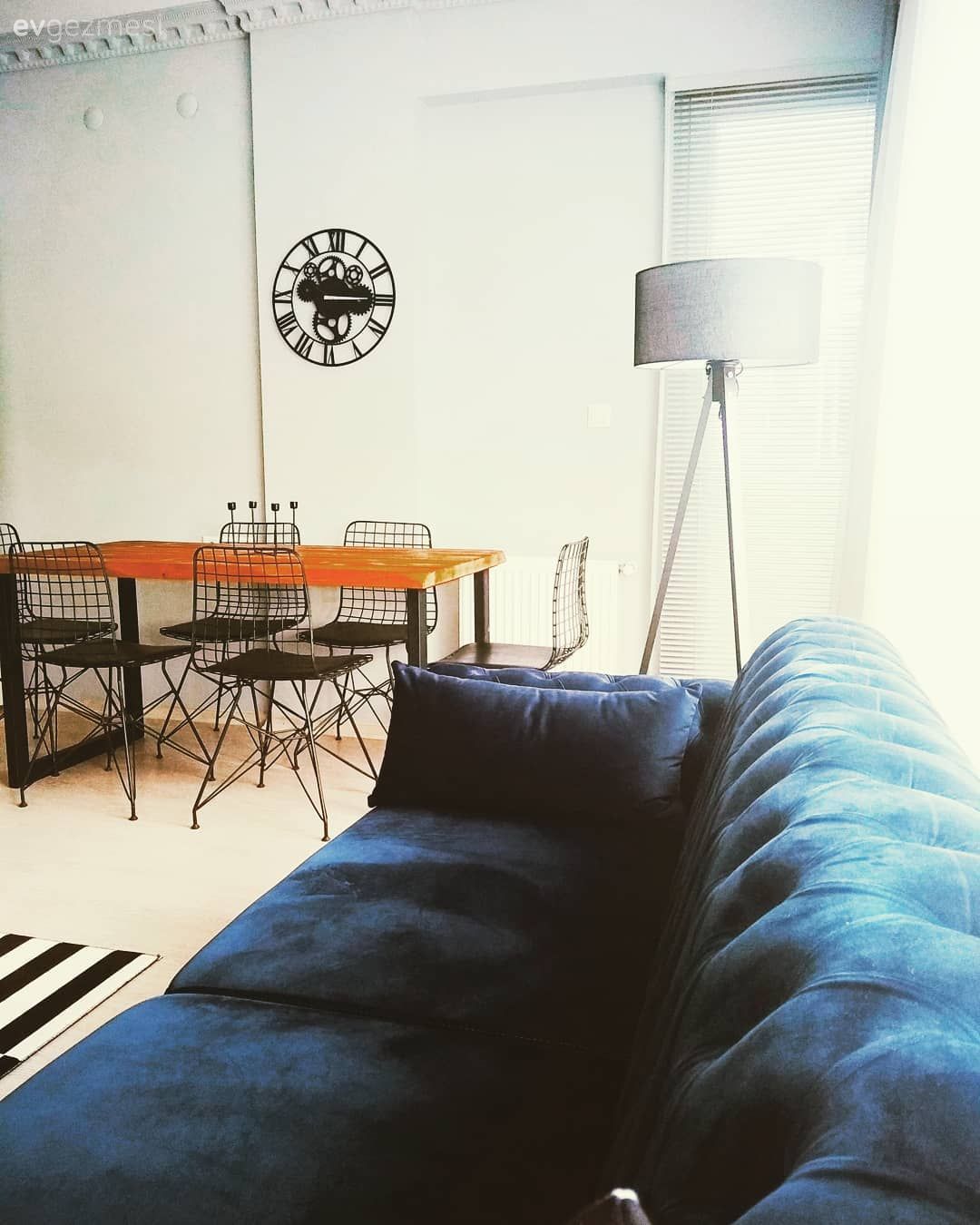 Salon, Parlament mavisi, Siyah, Beyaz, Chesterfield, Koltuk takımı, Yemek masası, Sandalye, Metal sandalye, Halı, Salon halısı, Geometrik desen, Desenler, Lambader, Aydınlatma, Duvar saati, Duvar dekorasyonu