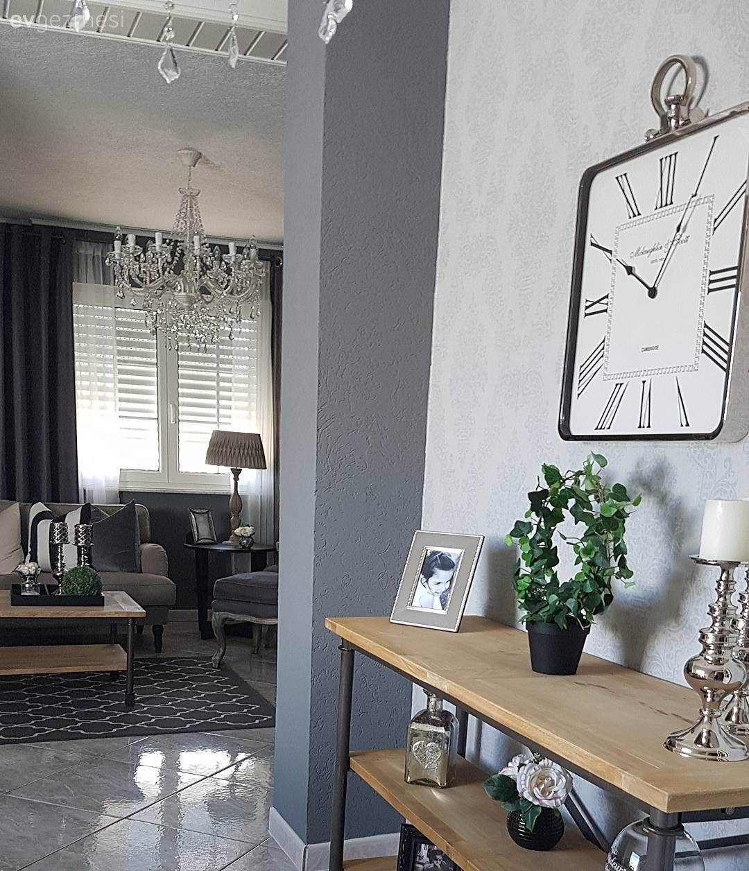 Hol, Duvar saati, Duvar dekorasyonu, Metal ve ahşap dolap, Şamdan, Ev Aksesuar, Gri duvar, Çerçeve