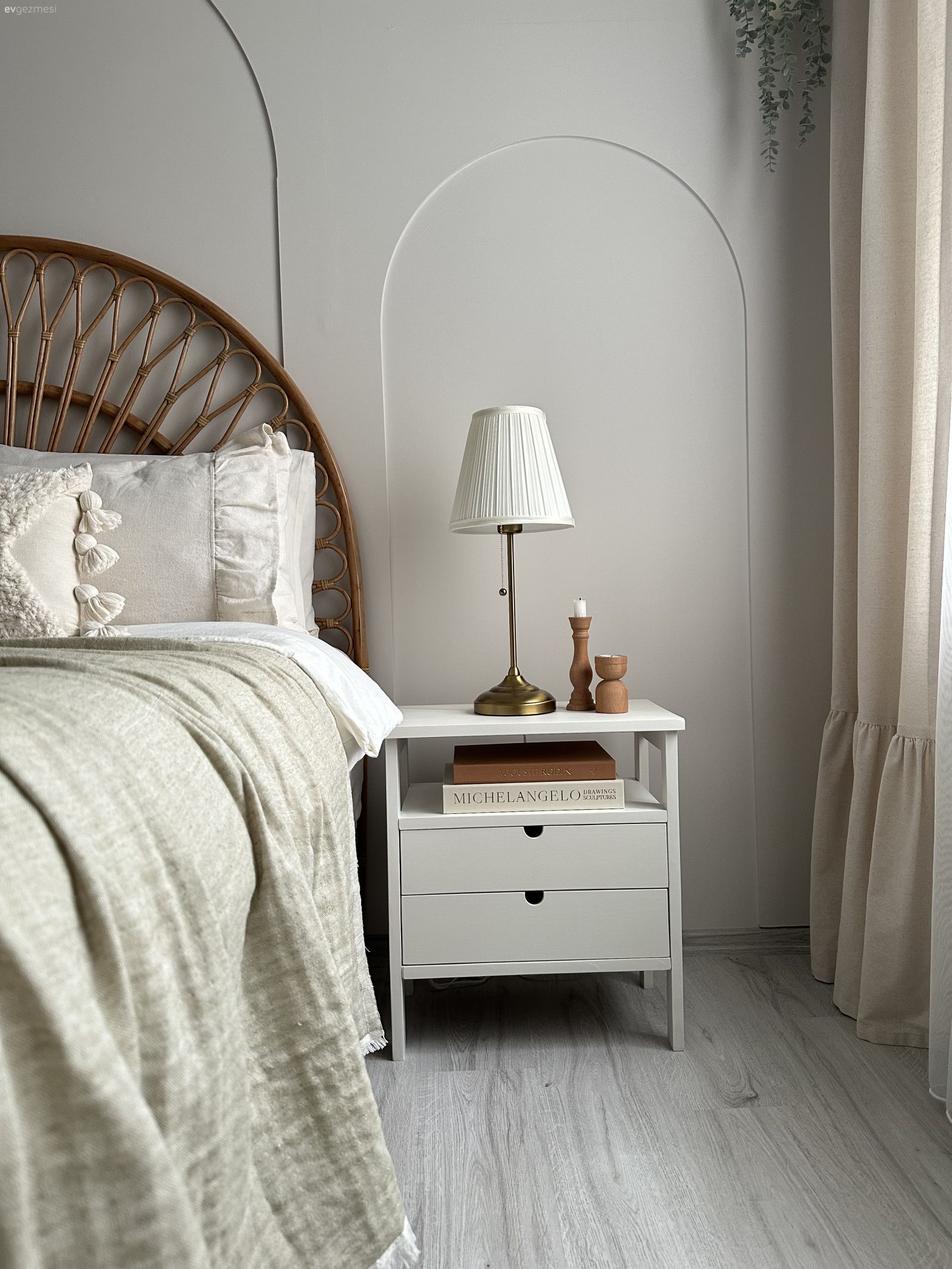 Hasır, Yatak başlığı, Yatak Odası, Beyaz, Komodin, Duvar çıtalama, Yatak örtüsü, Abajur, Aydınlatma
