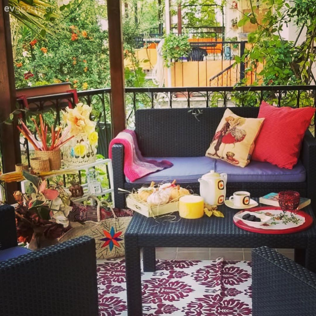 Balkon, Balkon masası, Balkon oturma grubu, Balkon halısı, Siyah, Kırmızı, Balkon çiçekleri
