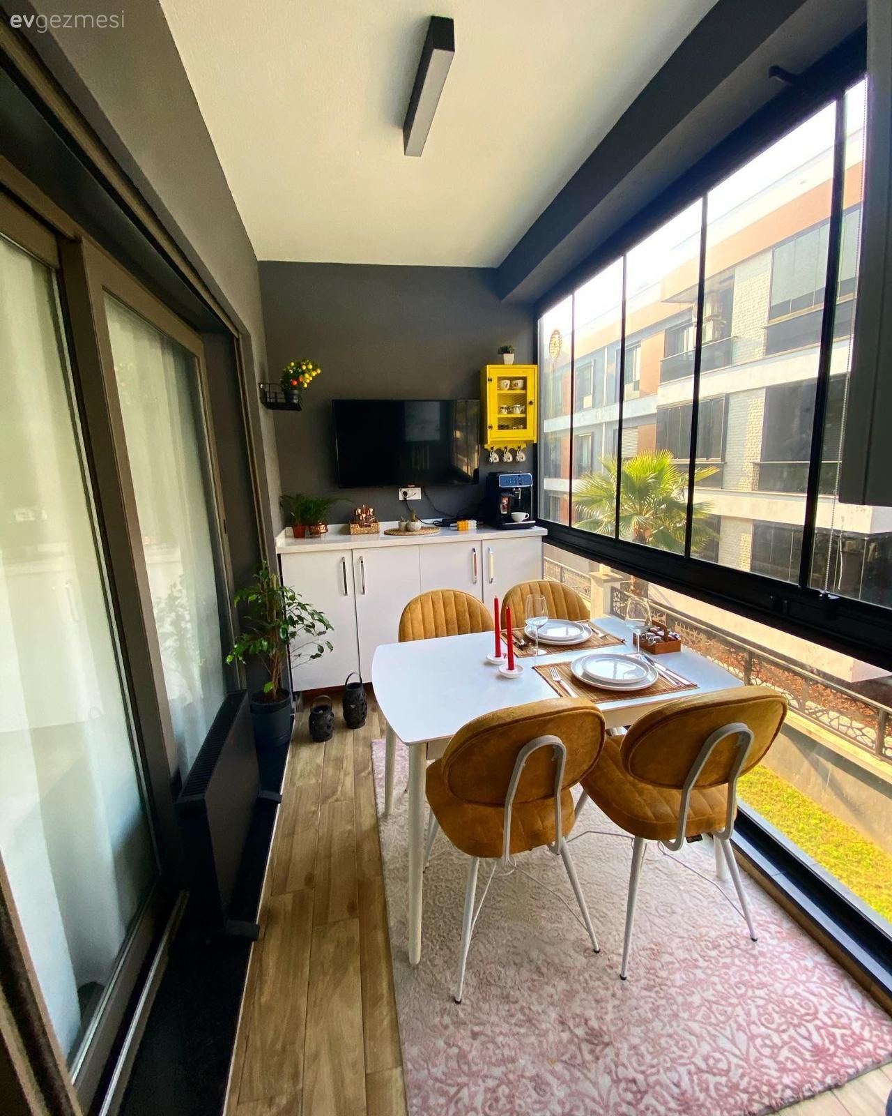 Balkon, Beyaz, Sarı, Balkon masası, Sandalye, Tv ünitesi, Balkon duvar dekorasyonu, Antrasit  , Antrasit duvar, Balkon halısı, Kapalı balkon
