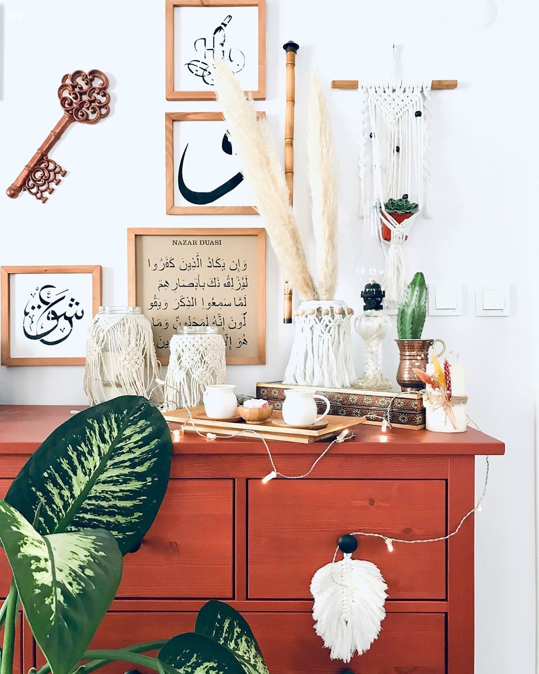 Konsol, Konsol üzeri dekoratif objeleri, Çerçeve, Saksı, Ev bitkisi, Yan sehpa, Sehpa, Halı, El dokuma halı, Patchwork halı, Dekoratif Objeler