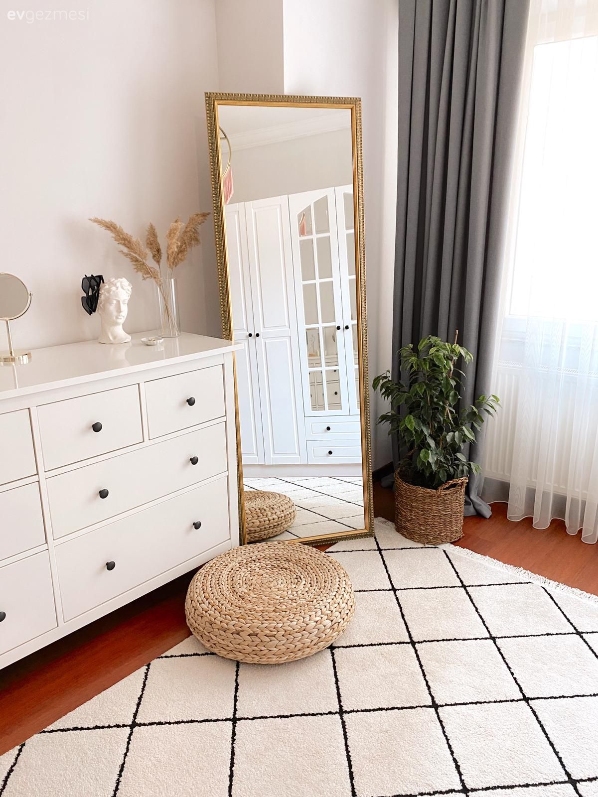 Giyinme odası, Beyaz, Siyah, Fon perde, Perde, Tül perde, Şifonyer, Yatak Odası, Boy aynası, Ayna, Avize, Aydınlatma, Halı, Geometrik desen, Desenler, Hasır puf