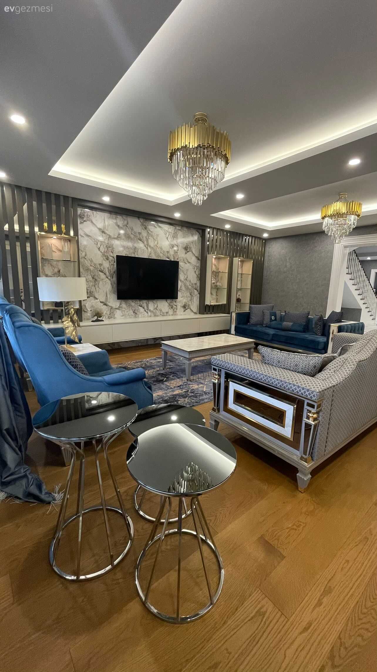 Salon, Art deko, Antrasit  , Altın, Krem, Vizon, Koltuk takımı, Mermer, Tv ünitesi, Tv ünitesi aksesuarları, Ev Aksesuar, Halı, Salon halısı, Orta sehpa, Sehpa, Avize, Aydınlatma, Salon avizesi, Perde, Spot aydınlatma, Yan sehpa