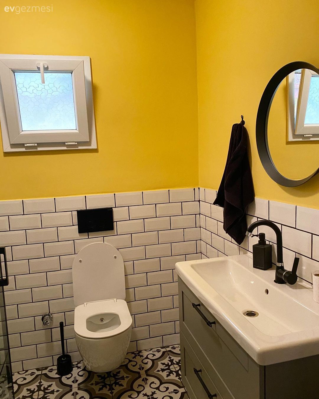 Banyo, Sarı, Siyah, Beyaz, Banyo seramikleri, Banyo dolabı, Yuvarlak ayna, Dekoratif ayna