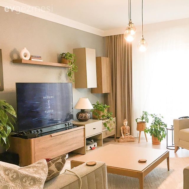 Salon, Bohem Dekorasyon, Bej, Krem, Vizon, Koltuk takımı, Ahşap Mobilya, Orta sehpa, Sehpa, Halı, Salon halısı, Tv ünitesi, Tv ünitesi aksesuarları, Ev Aksesuar, Ev bitkisi, Fon perde, Perde, Tül perde, Berjer, Avize, Aydınlatma, Salon avizesi