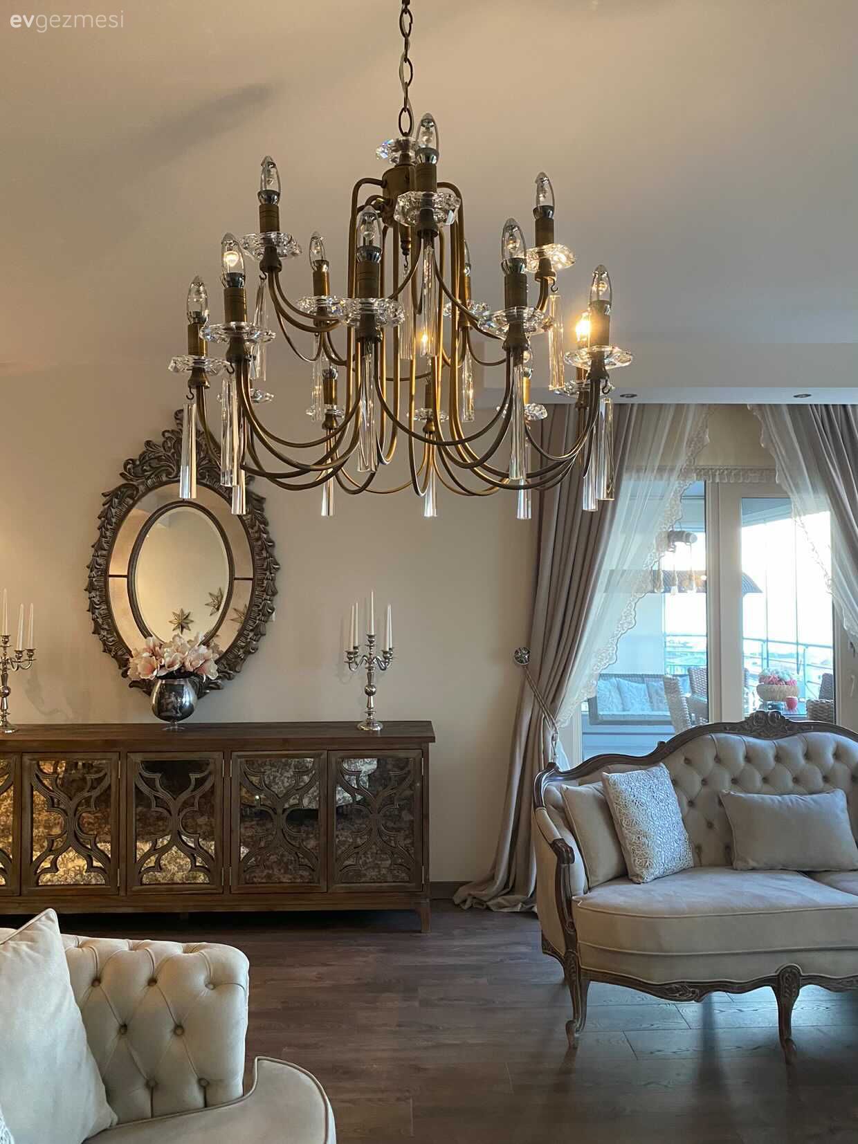 Salon, Klasik, Country, Krem, Kahverengi, Bej, Beyaz, Ahşap Mobilya, Koltuk takımı, Ayna, Avize, Aydınlatma, Salon avizesi, Dekoratif Objeler, Tv ünitesi, Halı, Duvar dekorasyonu, Şamdan, Ev Aksesuar