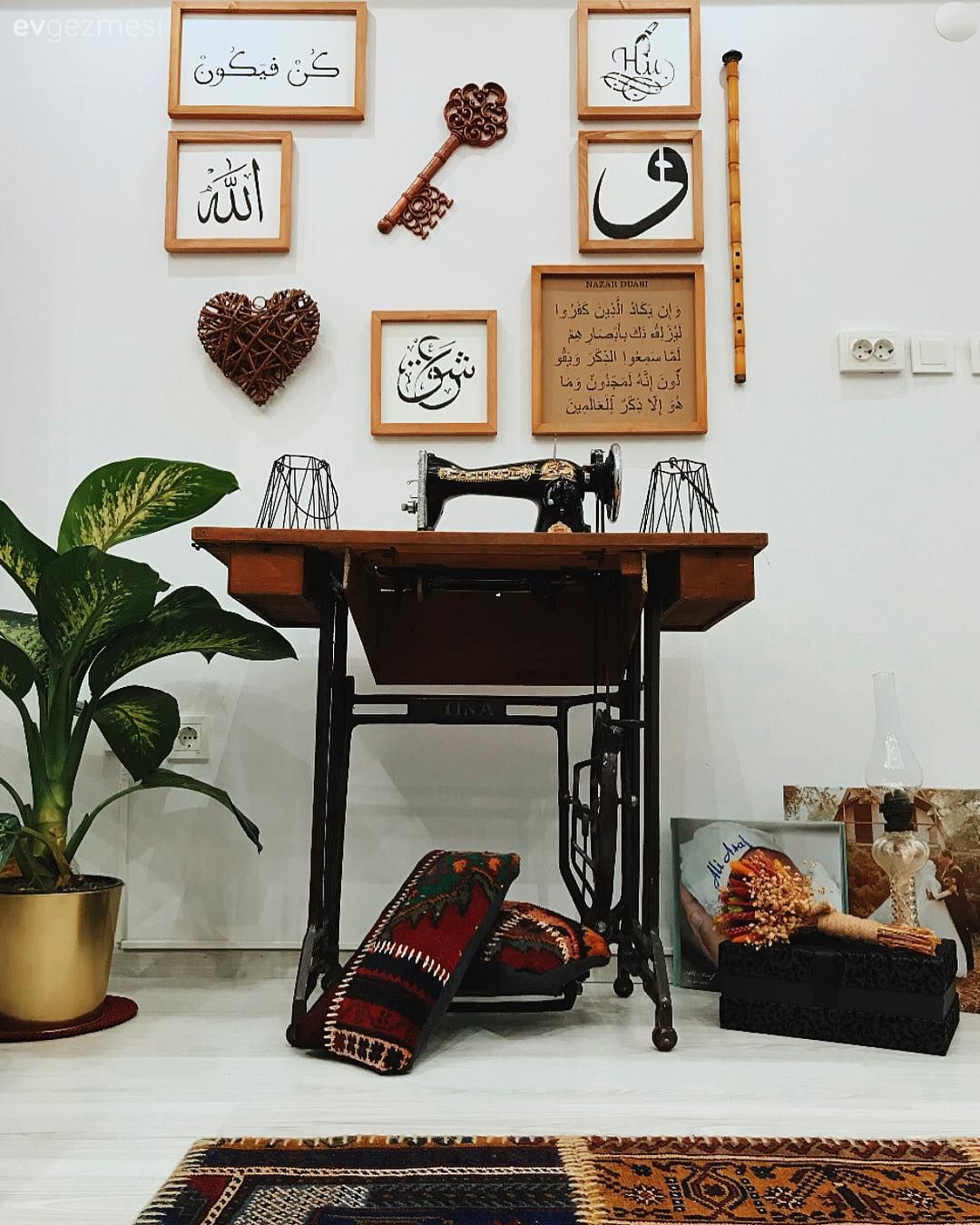 Salon, Duvar dekorasyonu, Çerçeve, Saksı, Vazo, Ev Aksesuar, Ev bitkisi, Kırlent, Ev tekstili, Dikiş makinasından masa, Eklektik