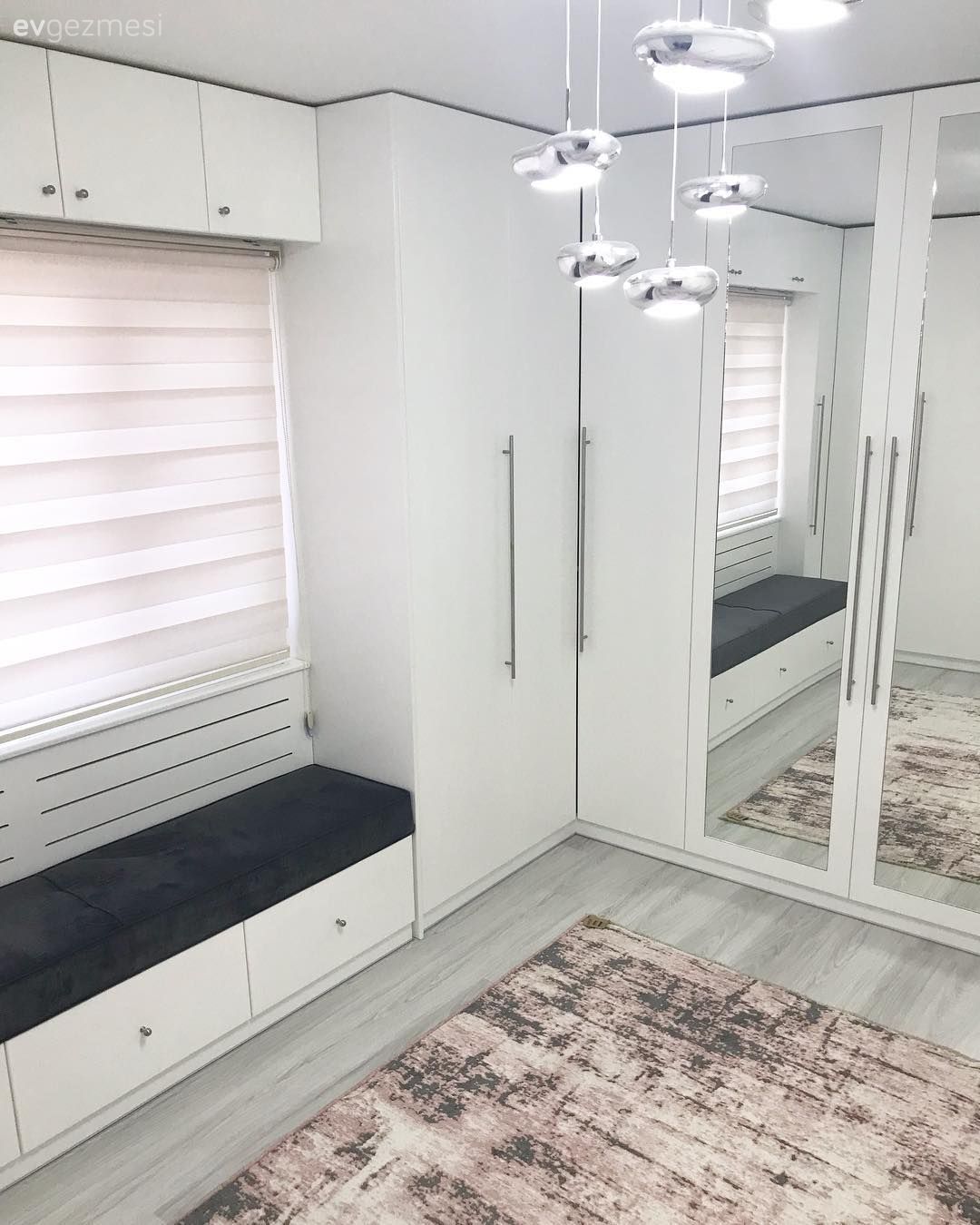 Giyinme odası, Halı, Gardrop, Yatak Odası, Beyaz, Sedir, Zebra Perde, Perde, Ayna kapaklı dolap, Ayna, Avize, Aydınlatma