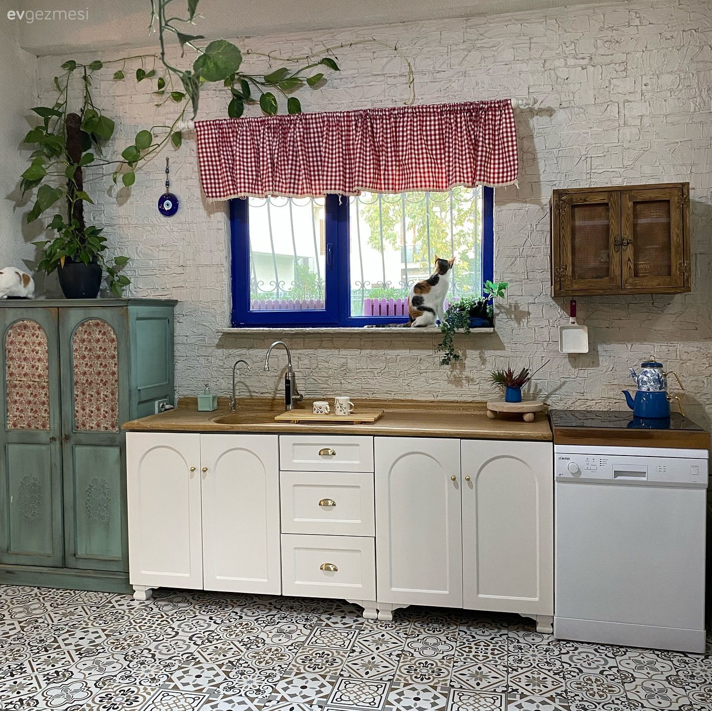  Öncesinde Düz Duvar Alan Sonrasında Rustik Bir Mutfak!